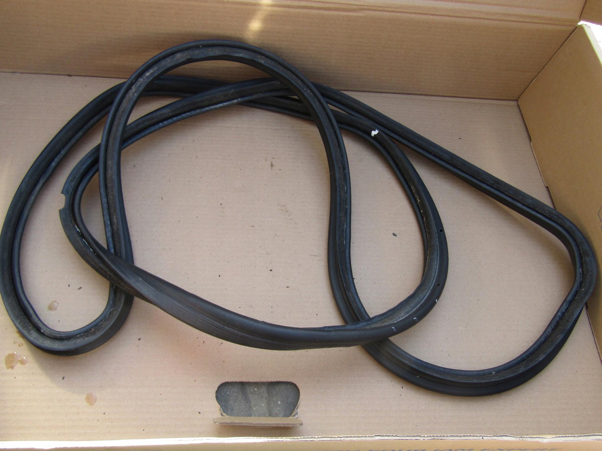 1 MERCEDES W124 прокладка багажника седана