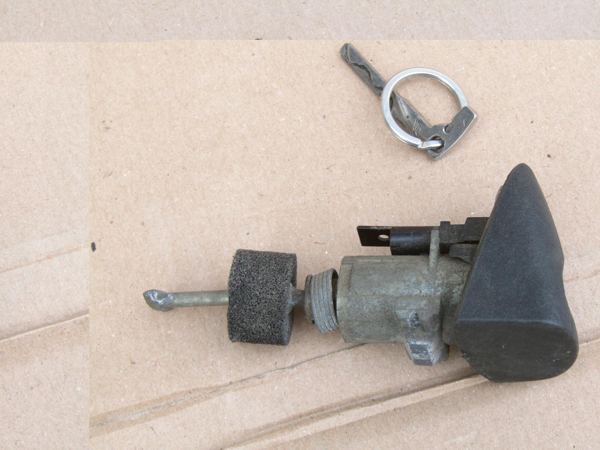 1 MERCEDES W203 ліва вставка дверного замка + ключ