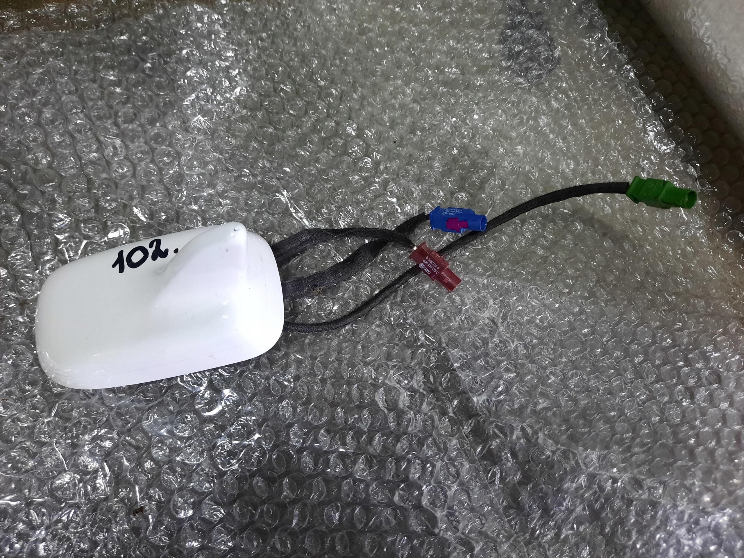 102 АНТЕНА ДАХУ 8R0035503C AUDI