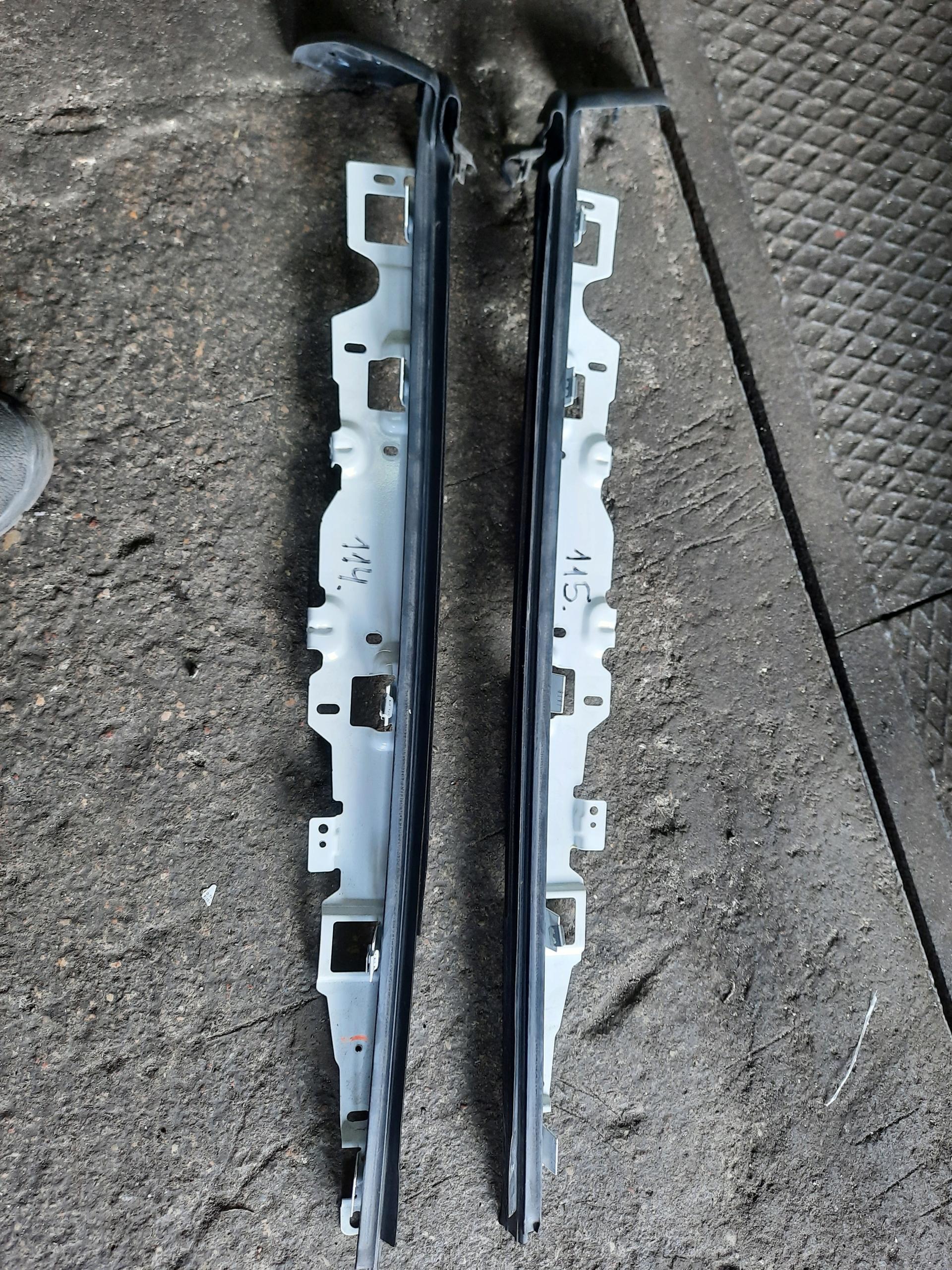 115 уплотнитель двери кронштейн 7280295 BMW F33 F30