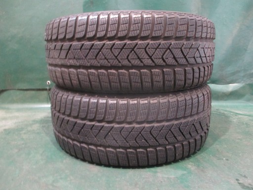 2 б/в зимова резина 205/40R17 84H Pirelli SottoZero 3 6 мм 2015 р.в.