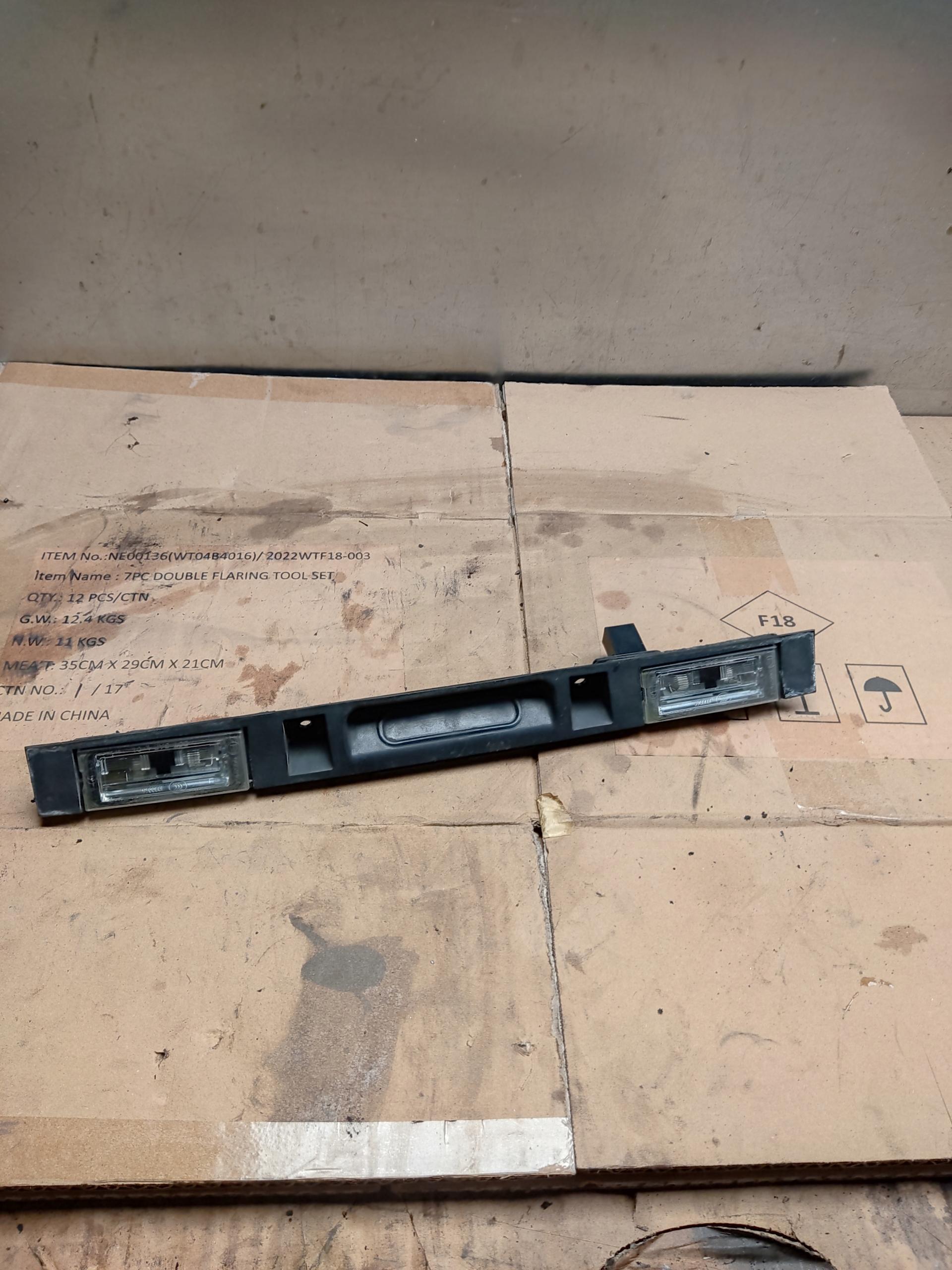 7054941 BMW e83 x3 микропереключатель номерного знака