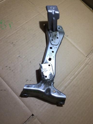 A3 8V кронштейн кріплення крила лівий 8v0821135a