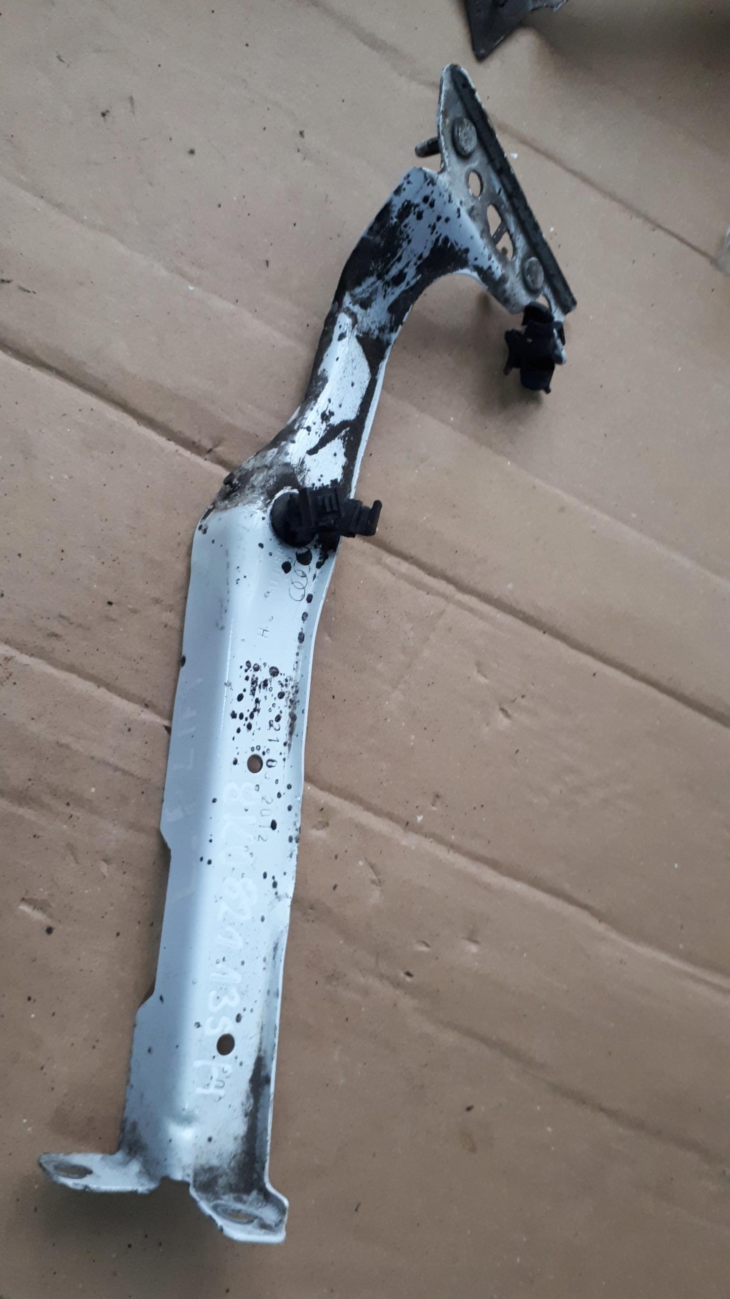 A4 B8 Lift кронштейн крила лівий 8k0821135h LY9C