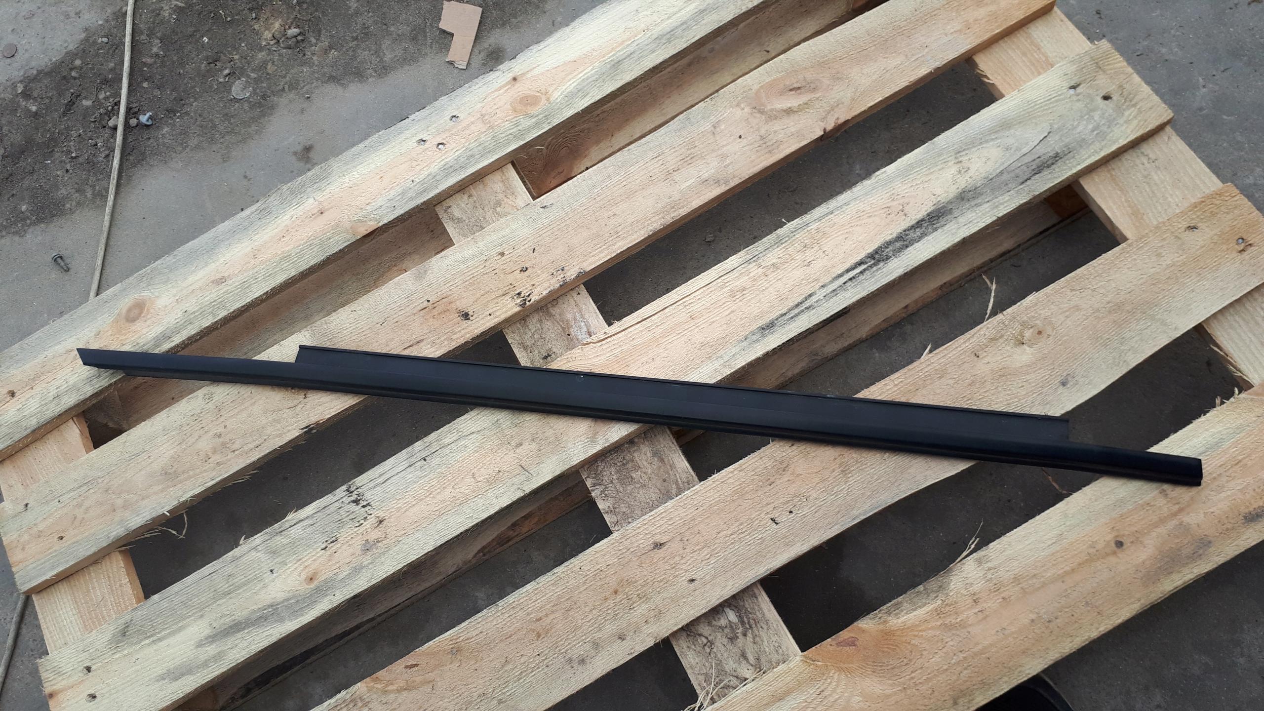 8K0837477 - A4 B8 скребок для двери левый передний коврик