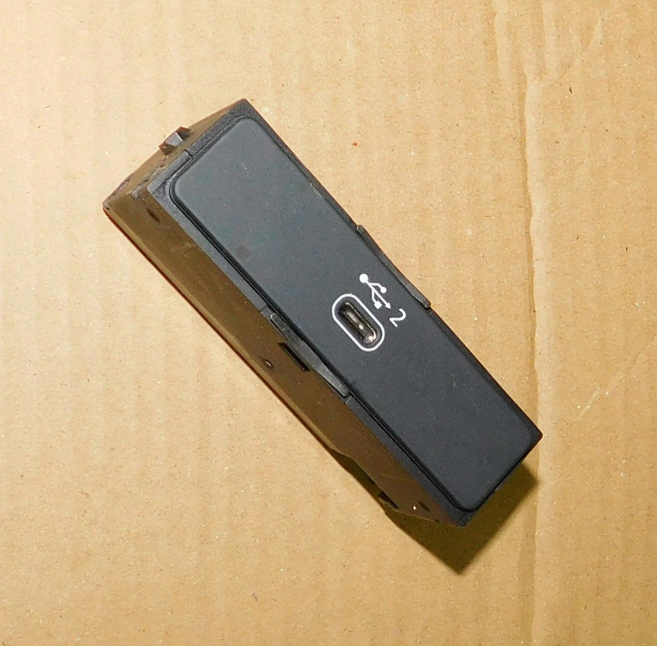 A4 b9 8W USB роз'єм 8w0035708a