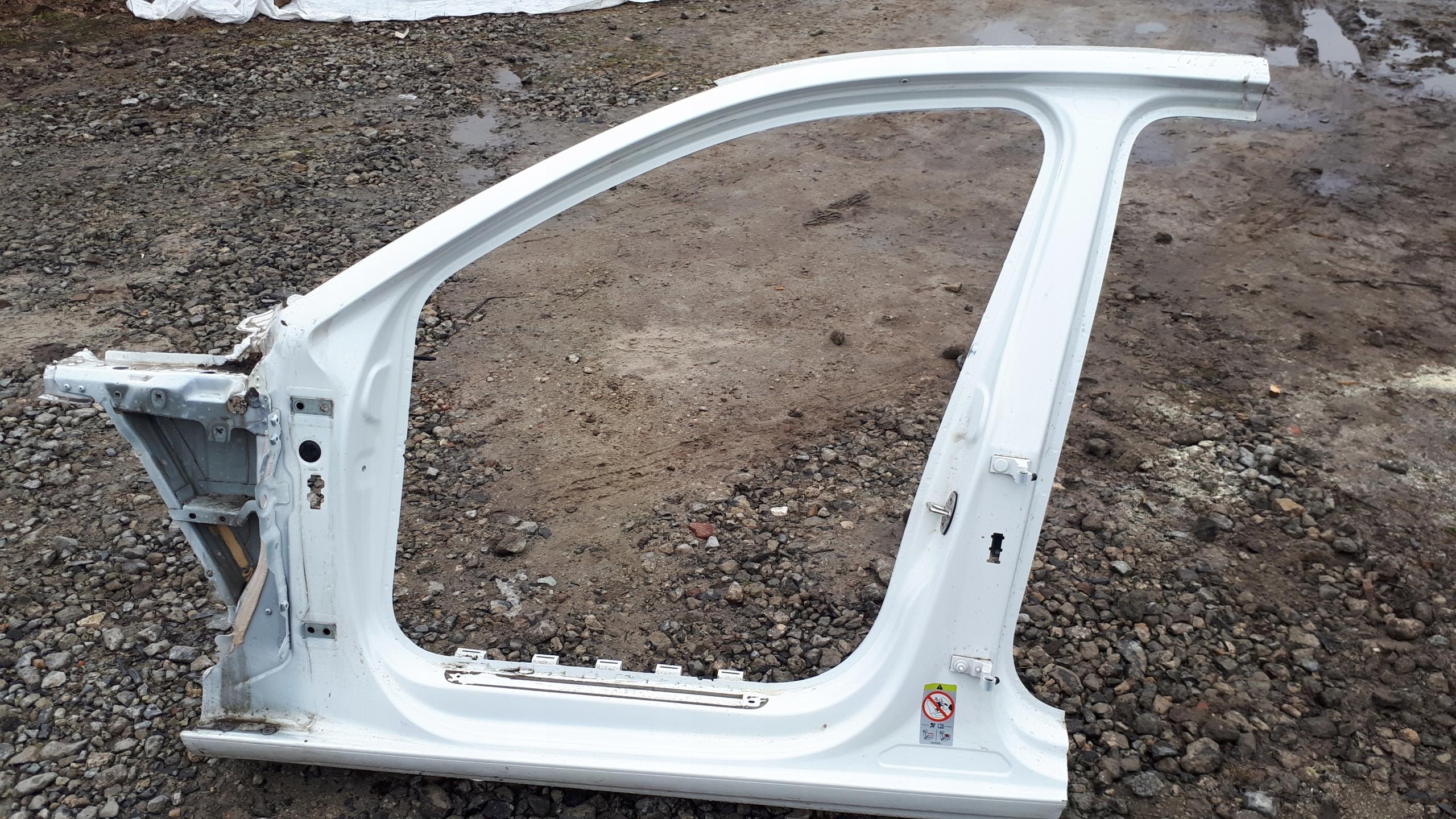 A4 B9 Lift порог обшивка левая стойка LY9C