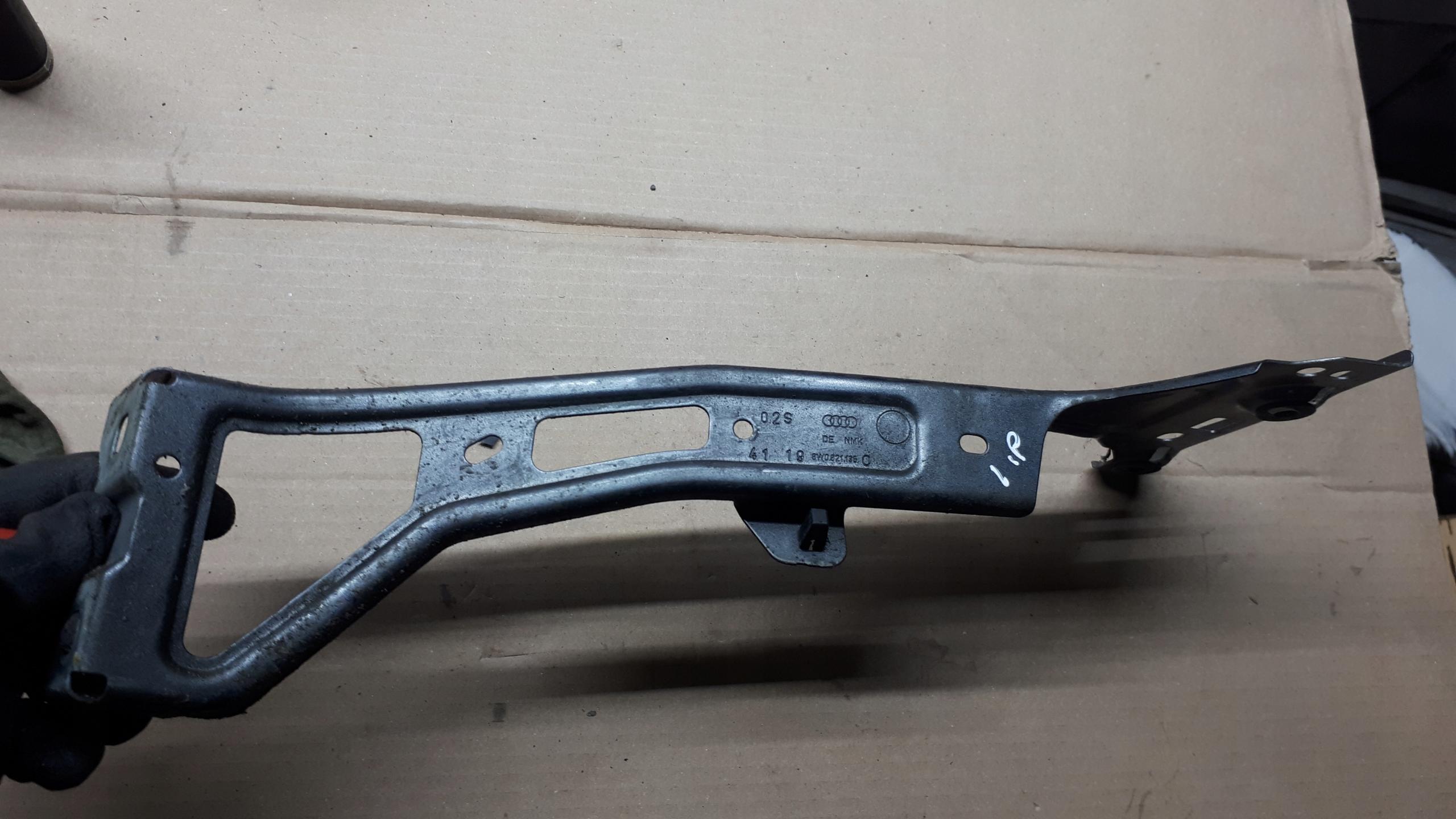 8W0821135C - A4 b9 Lift кронштейн кріплення крила лівий LZ7S