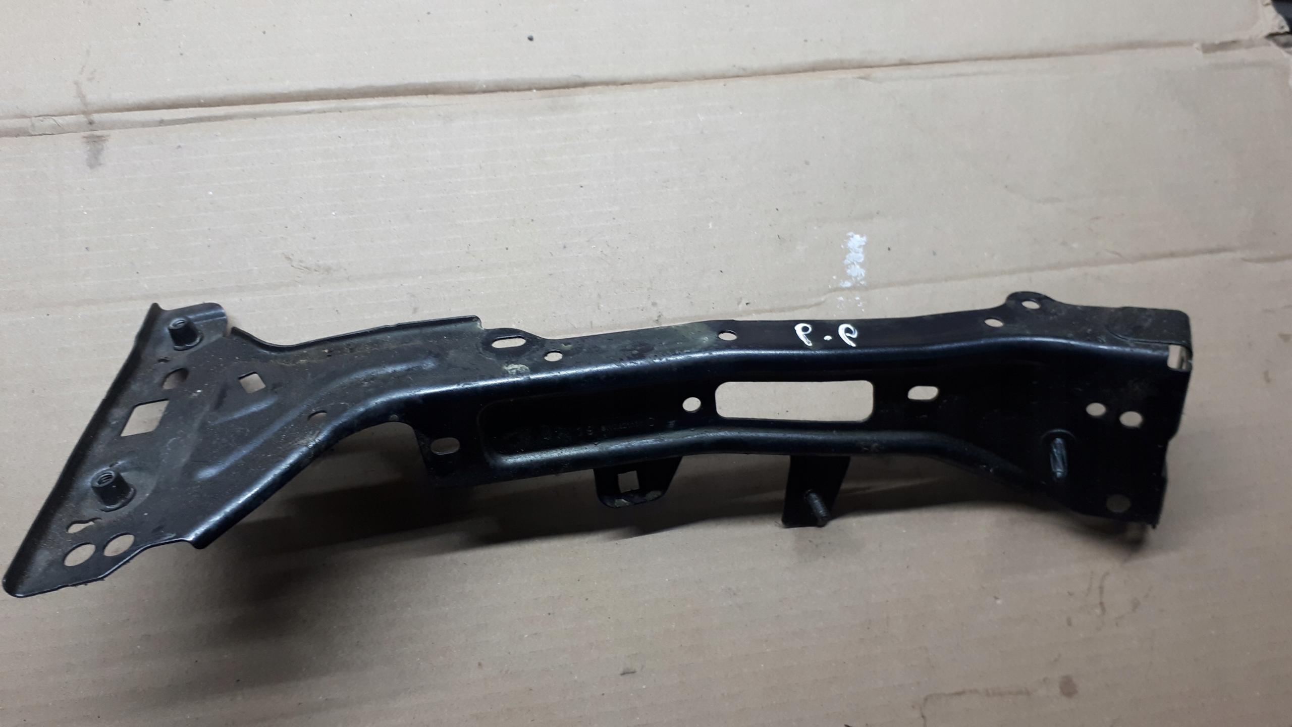 8W0821136C - A4 B9 Lift кронштейн крепление крыла правое LZ7S