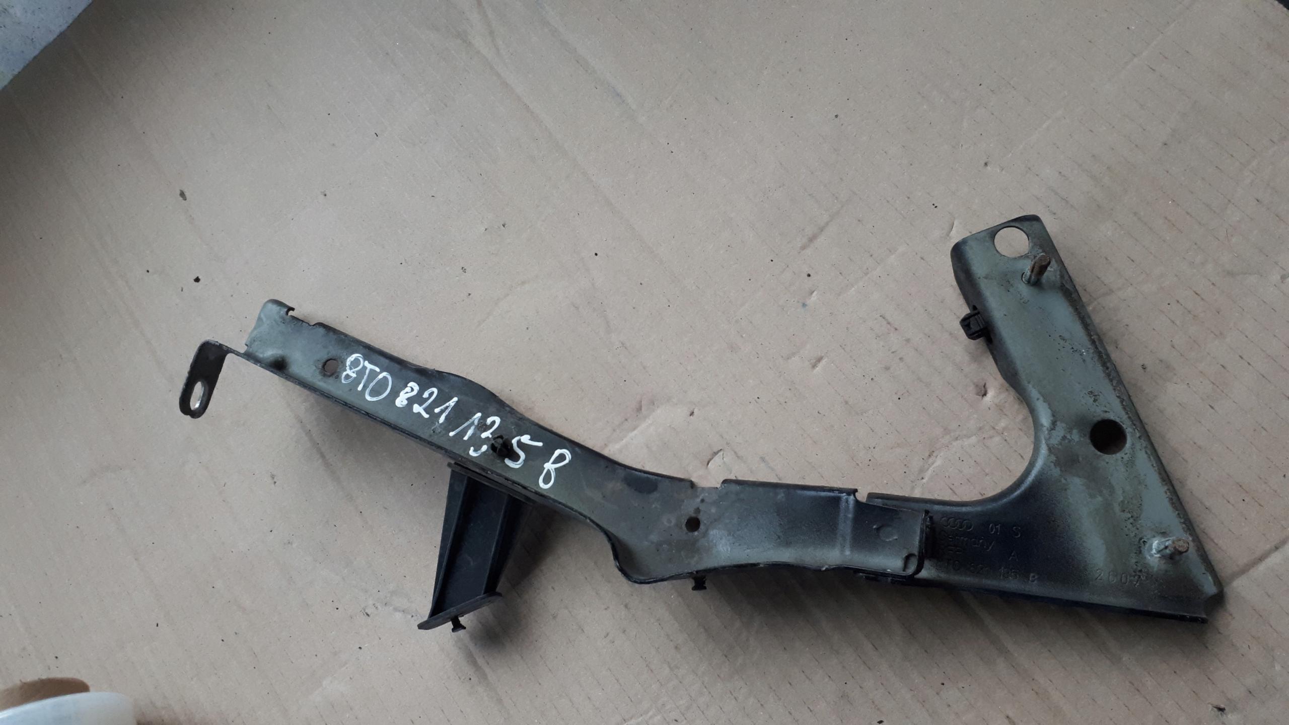 A5 8T кронштейн крыла левый передний 8T0821135B LZ9Y