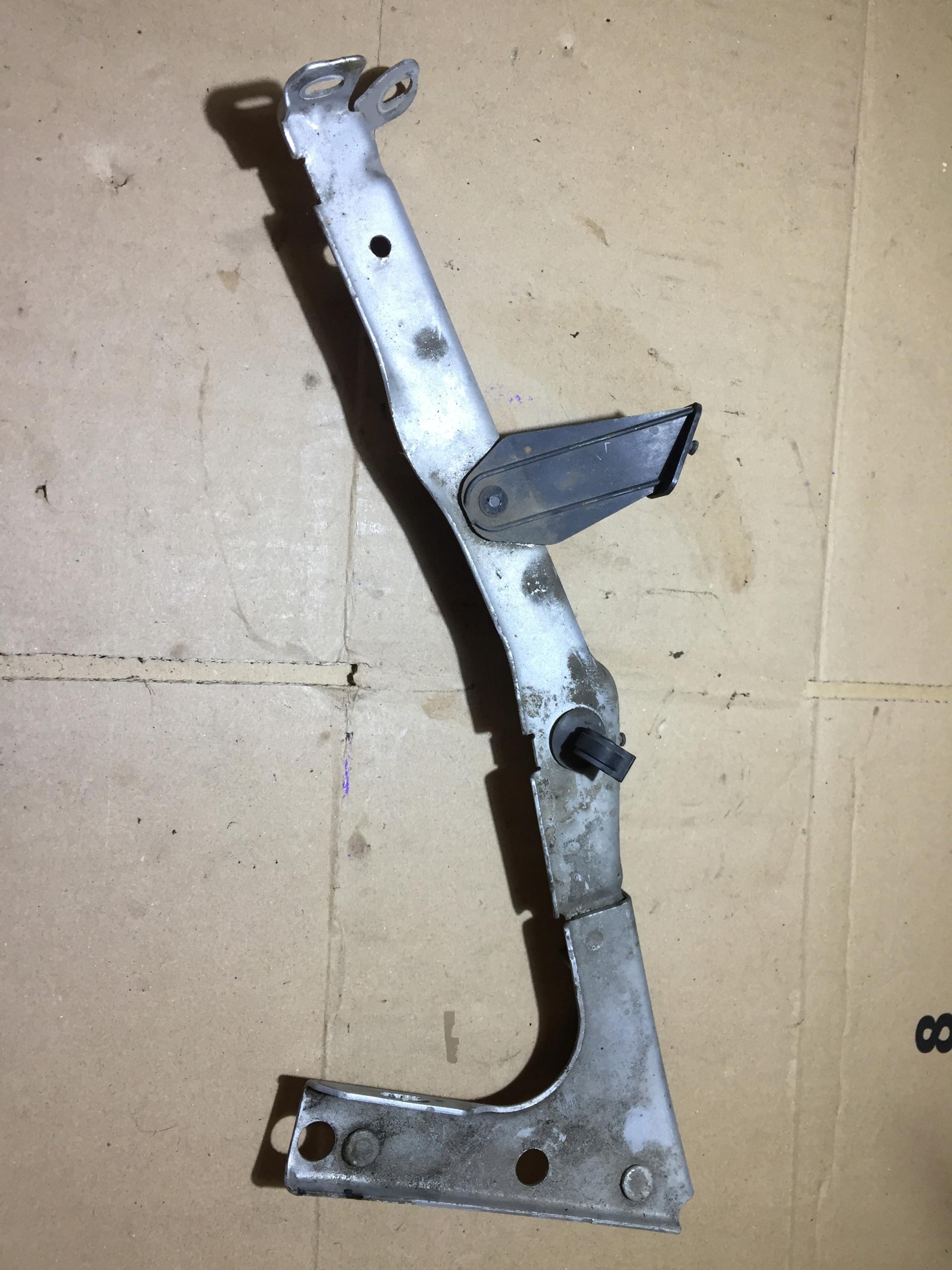 A5 8T кронштейн крыла левый передний LX7W 8T0821135B