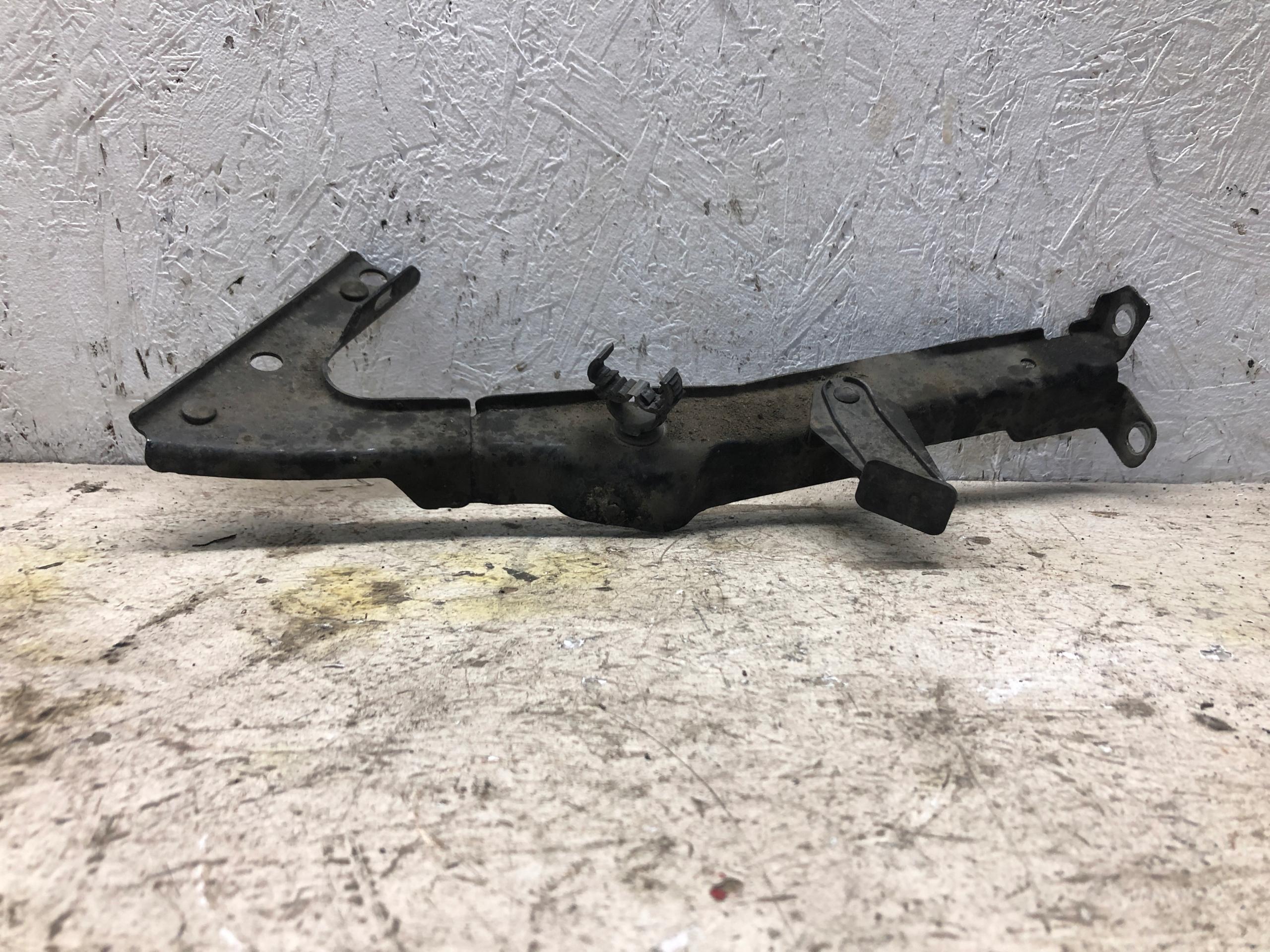 A5 кронштейн крыла передний левый 8T0821135C LY9B