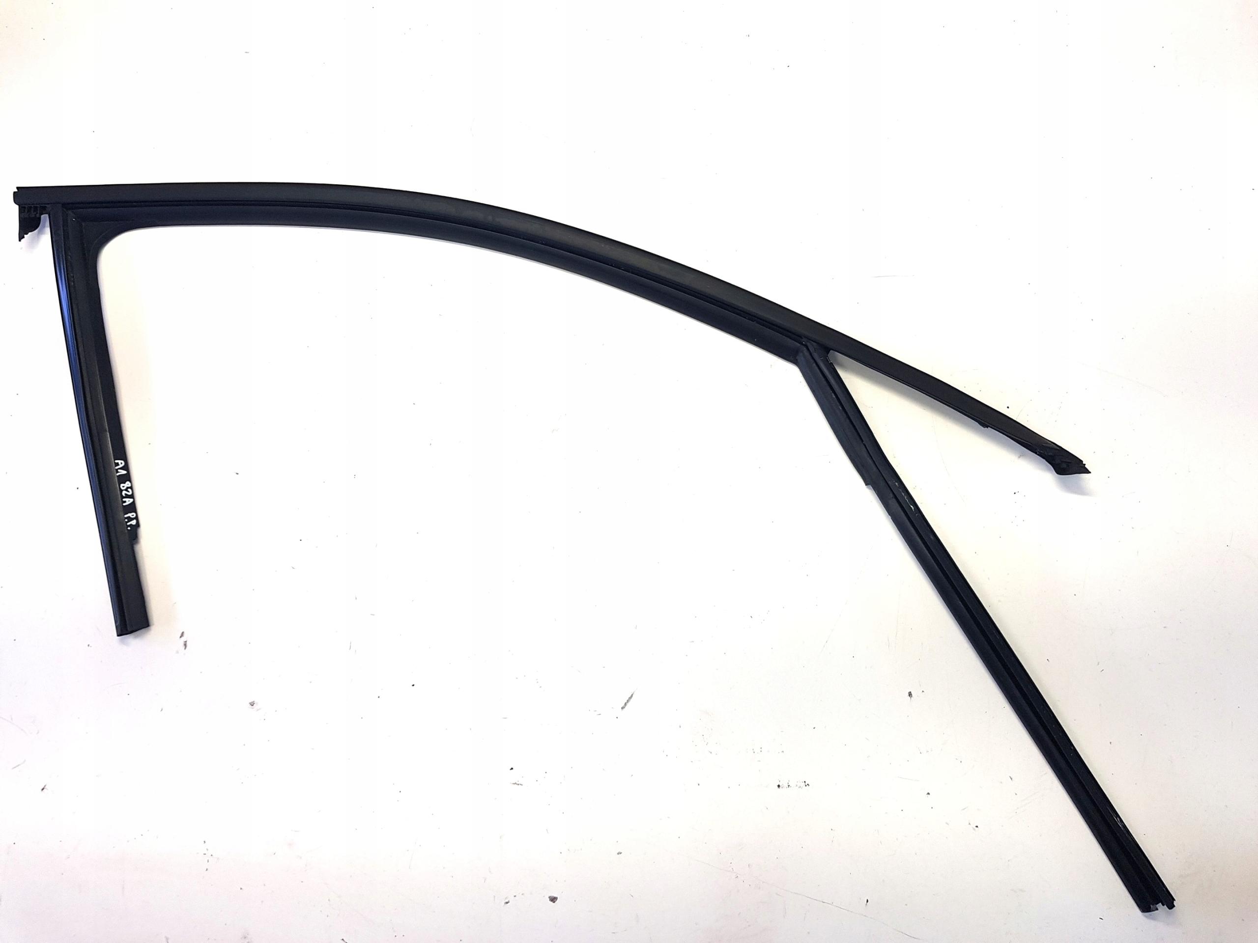 820837440 - AUDI A1 82A прокладка уплотнитель двери передний правый 19r