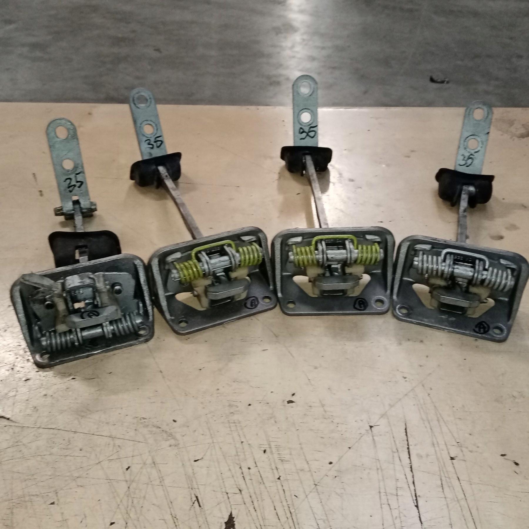 AUDI A2 дверні упори 8Z0837429