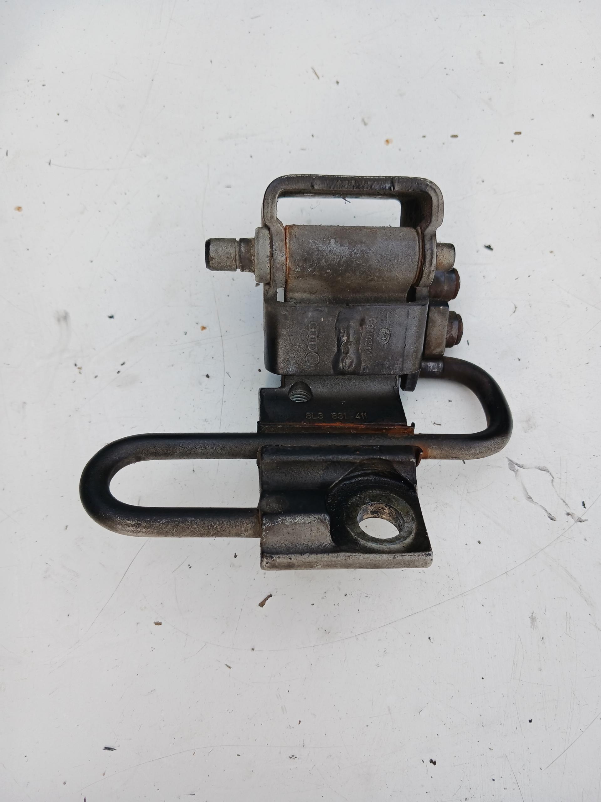AUDI A3 8L дверна петля ліва передня 8L3831411