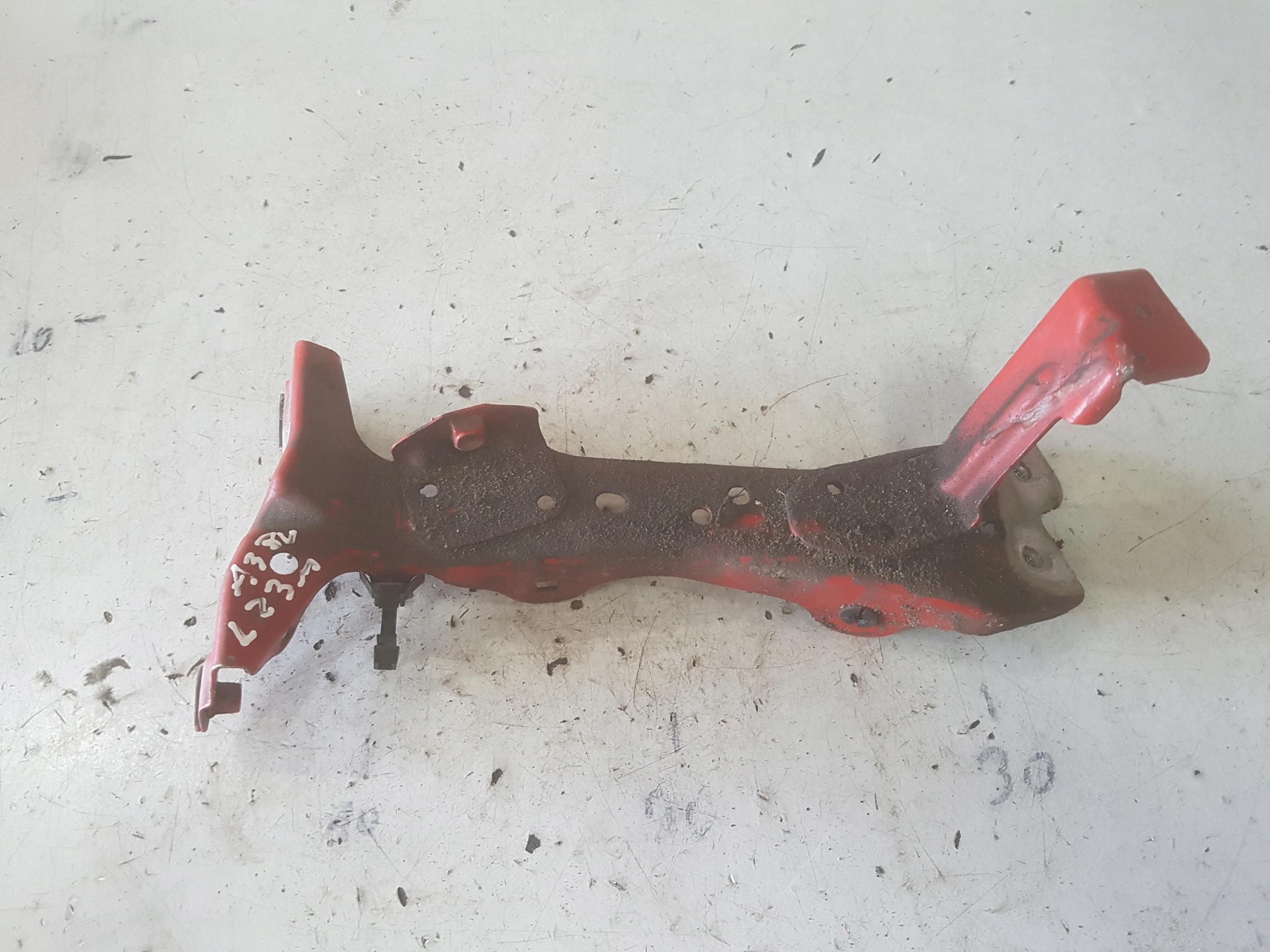 AUDI A3 8V 13-15 кронштейн крыла левый передний LZ3M