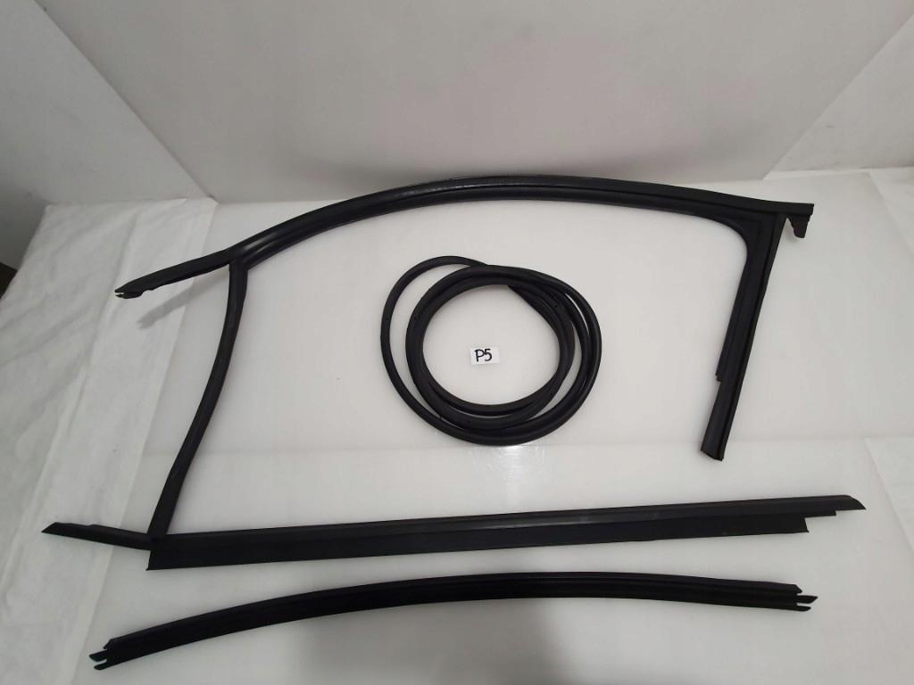 8V3837439A 3 - AUDI A3 8V полоса стекла двери прокладка левая передняя