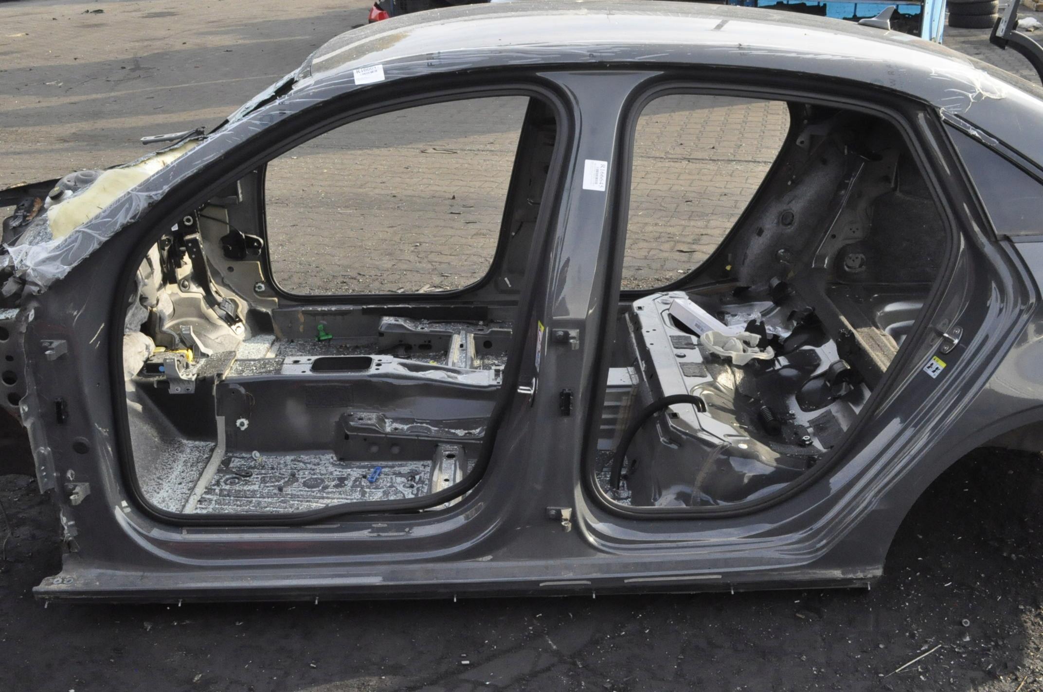 AUDI A3 8V стойка порог левый весь LX7M