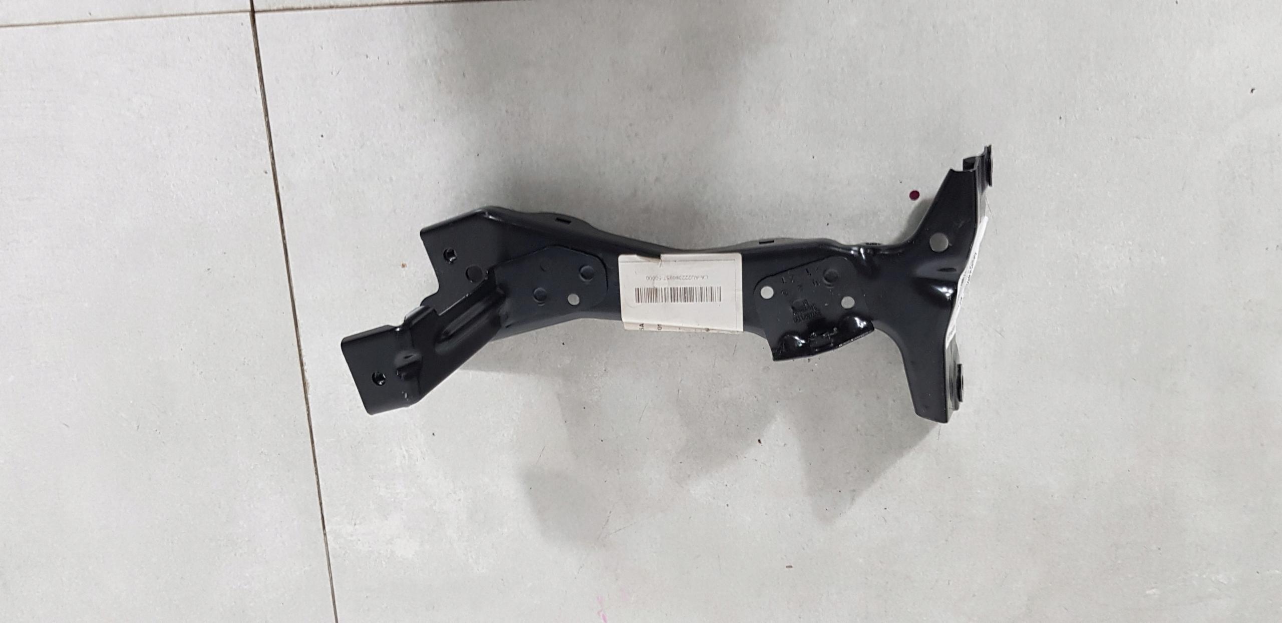 8V0821135A - AUDI A3 8V0 крепление крыла левый передний