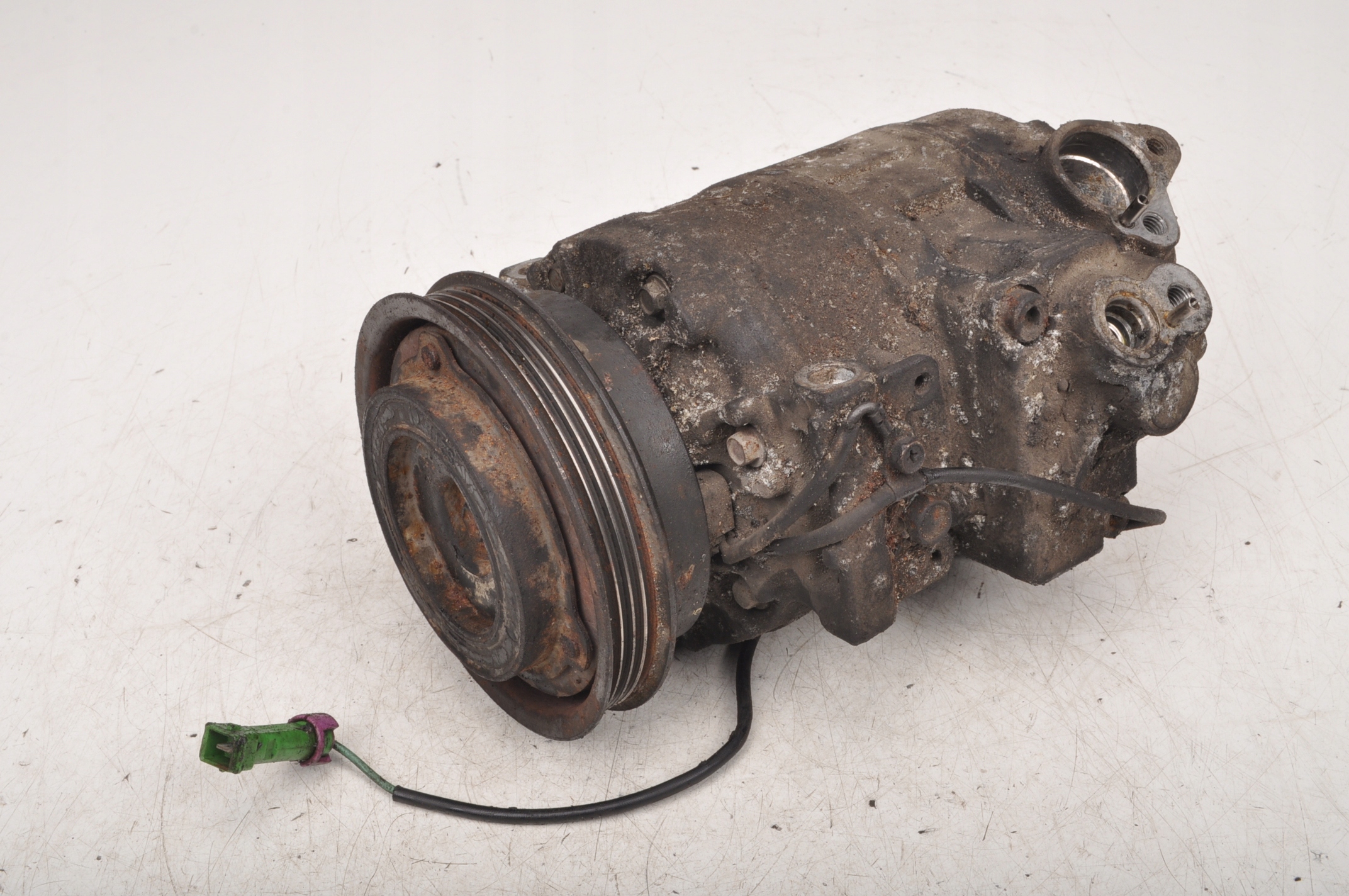 AUDI A4 B5 1.9 D компрессор кондиционера 8D0260805J