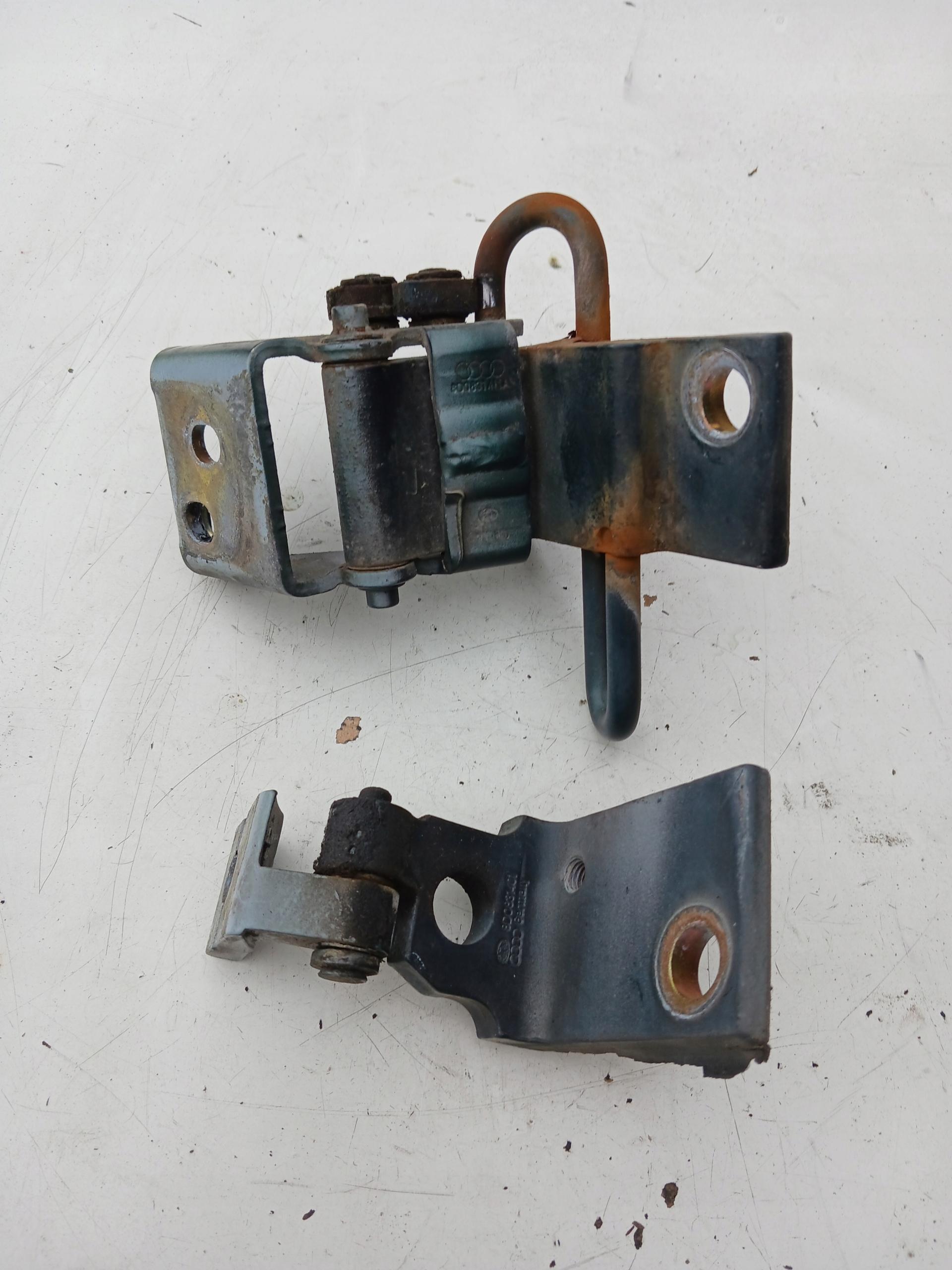 AUDI A4 B5 петля двері ліва передня 8D0831411A