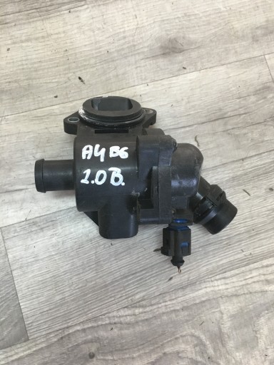06B121111C B7 - AUDI A4 B6 2.0 alt корпус термостата