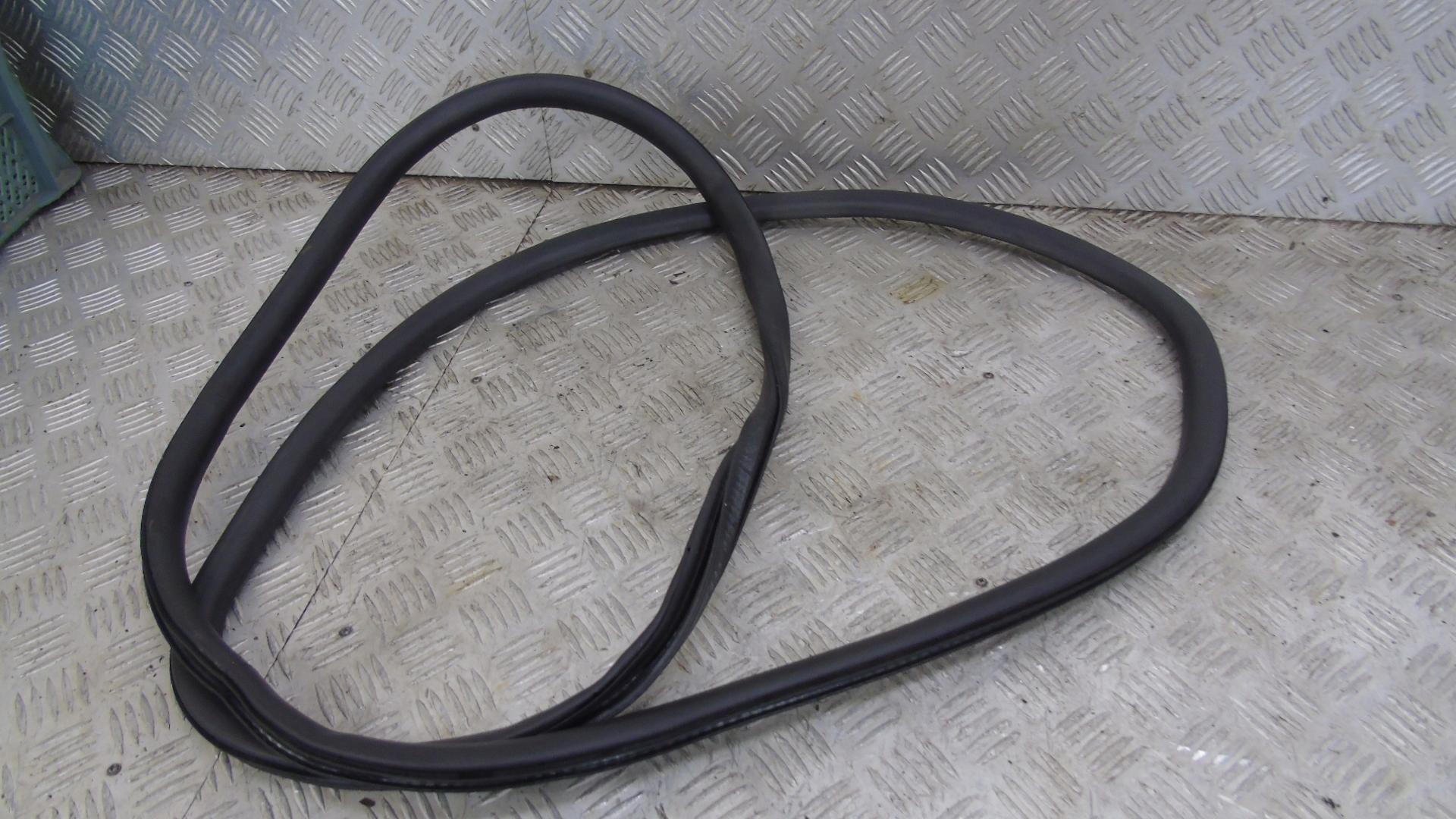 8E0831721B - AUDI A4 B6 LB7 прокладка двери правая передняя