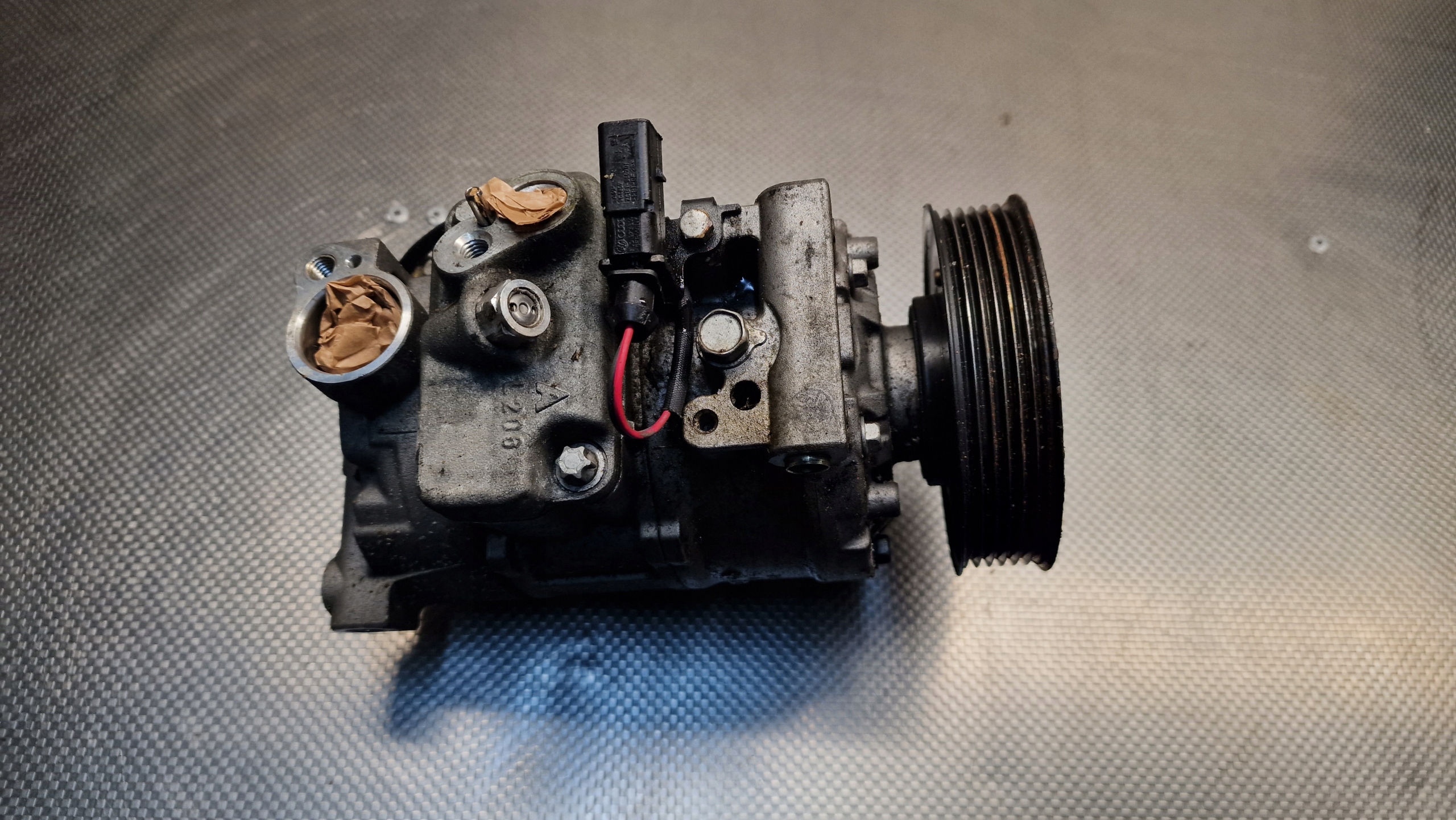 AUDI A4 B6 компрессор кондиционера 8E0260805G