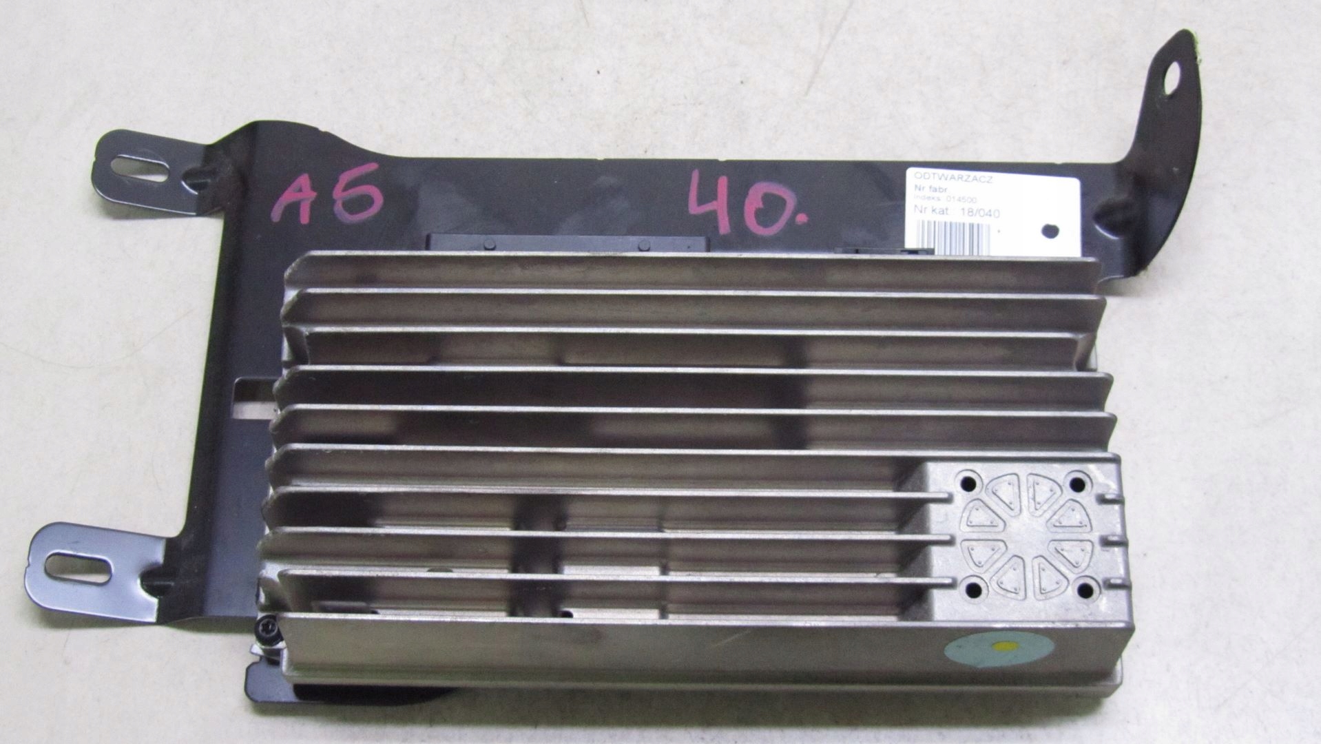 018/040 - AUDI A4 B8 A5 усилитель BANG OLUFSEN 8T0035223L