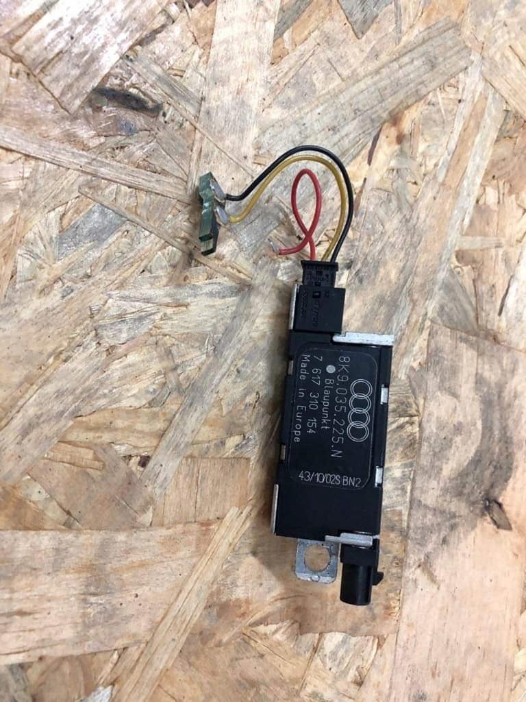 AUDI A4 B8 антенний підсилювач 8K9035225N