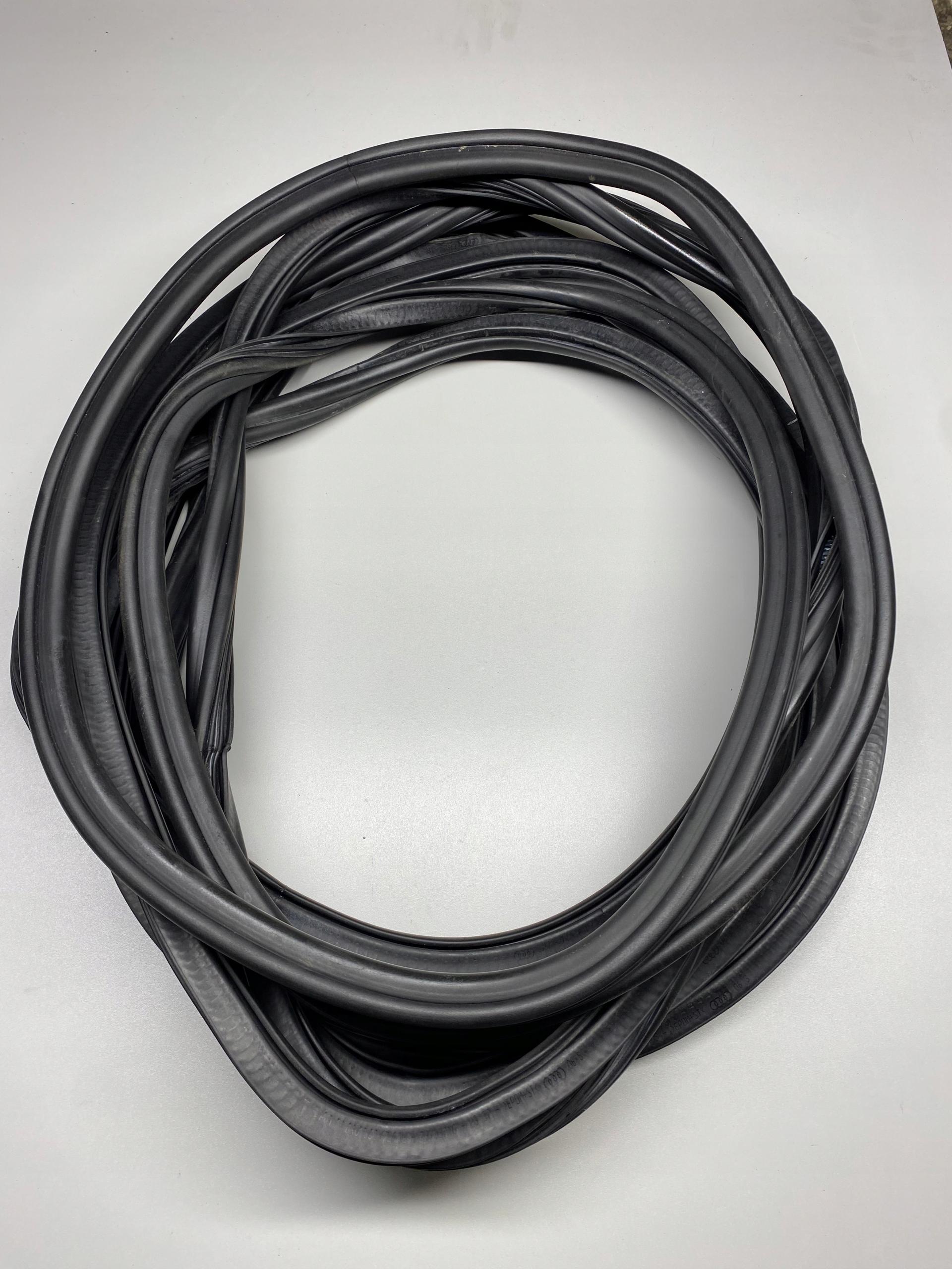 8K5833721E - AUDI A4 B8 avant ущільнювач двері ущільнення 4шт