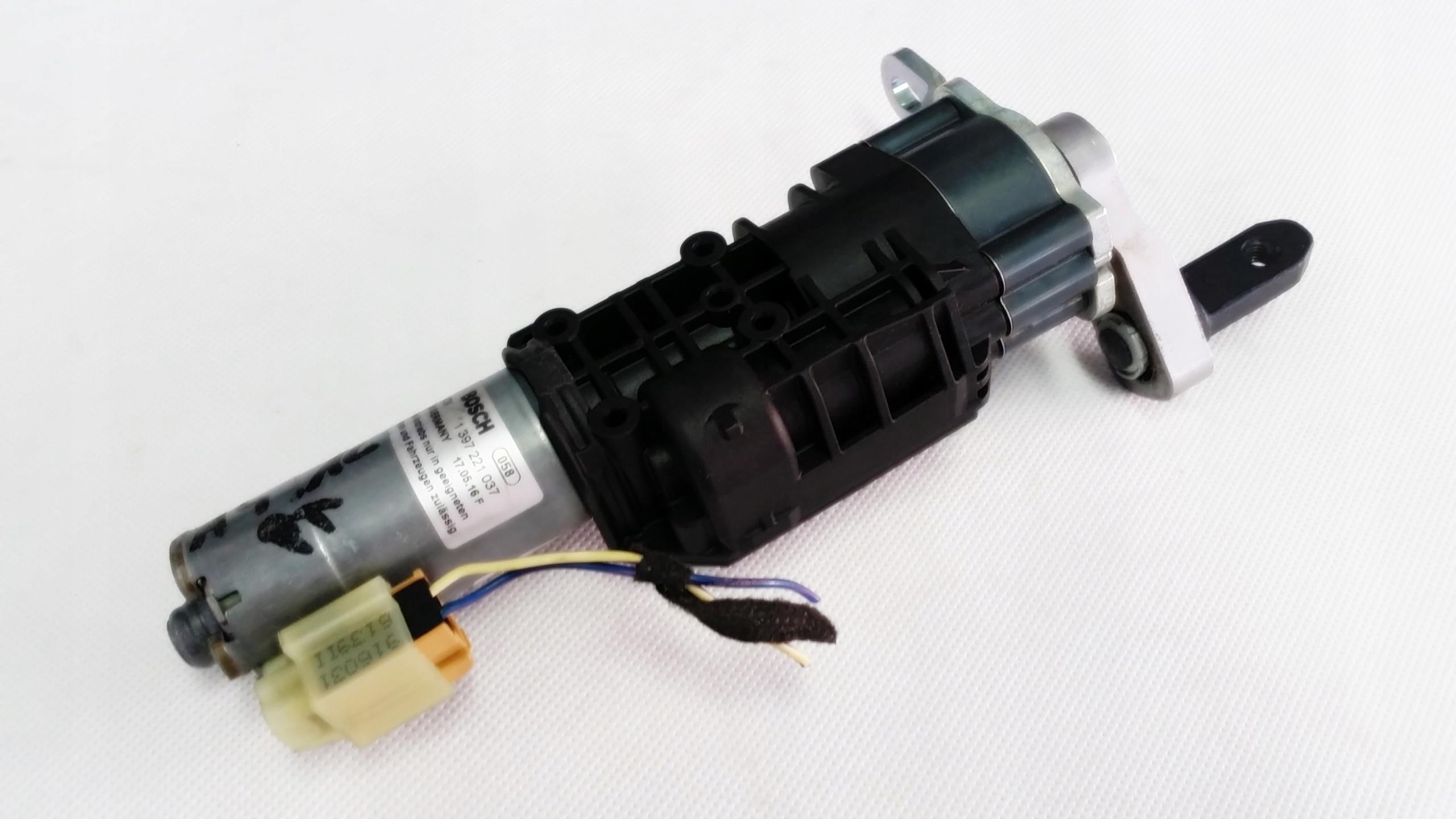 8W9827852A 0390204156 - AUDI A4 B9 привод багажника правый универсал