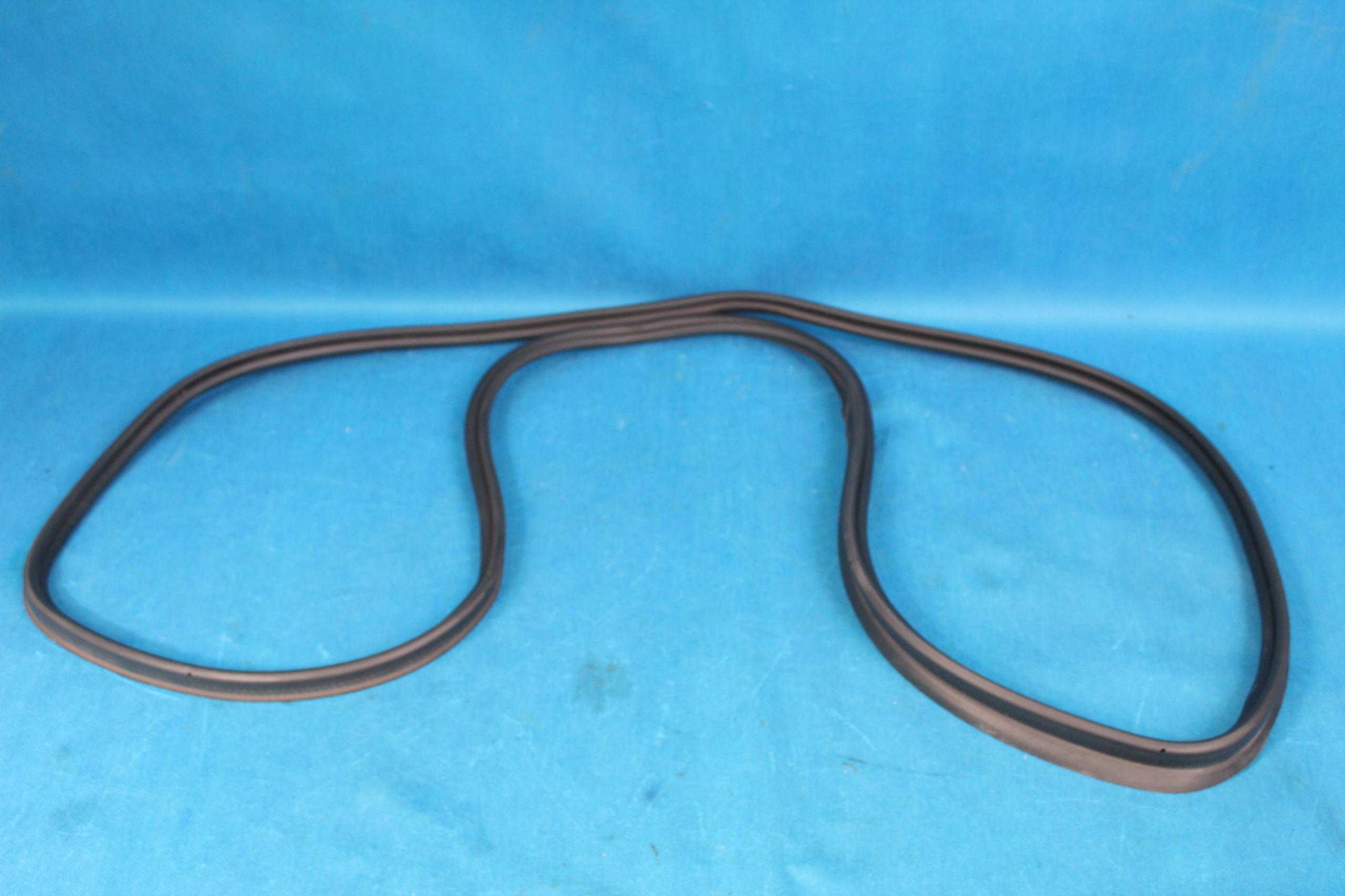 8W9827705B 22/28 - AUDI A4 b9 прокладка кришки багажника AVANT 18R