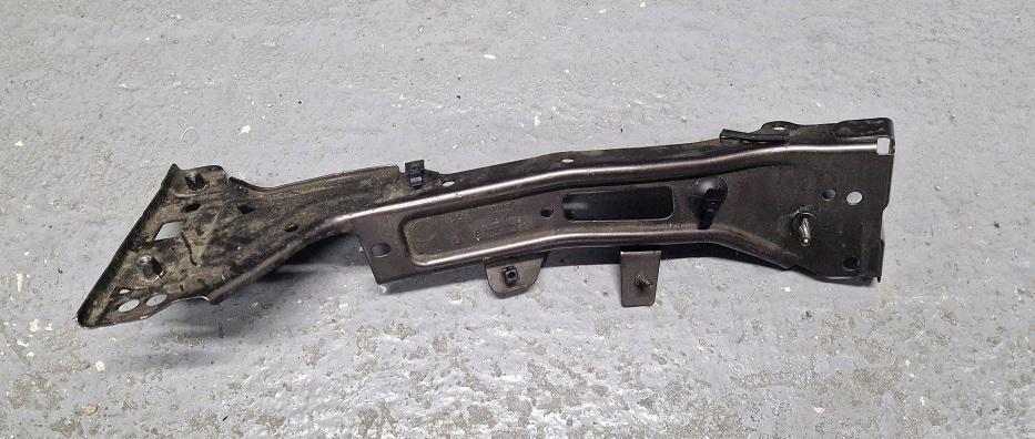 8w0821136C - AUDI A4 b9 кронштейн крило кріплення передній правий