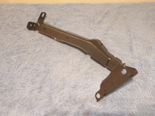 8K0821135P - AUDI A4 S4 2009-2012 опора крыла левая передняя