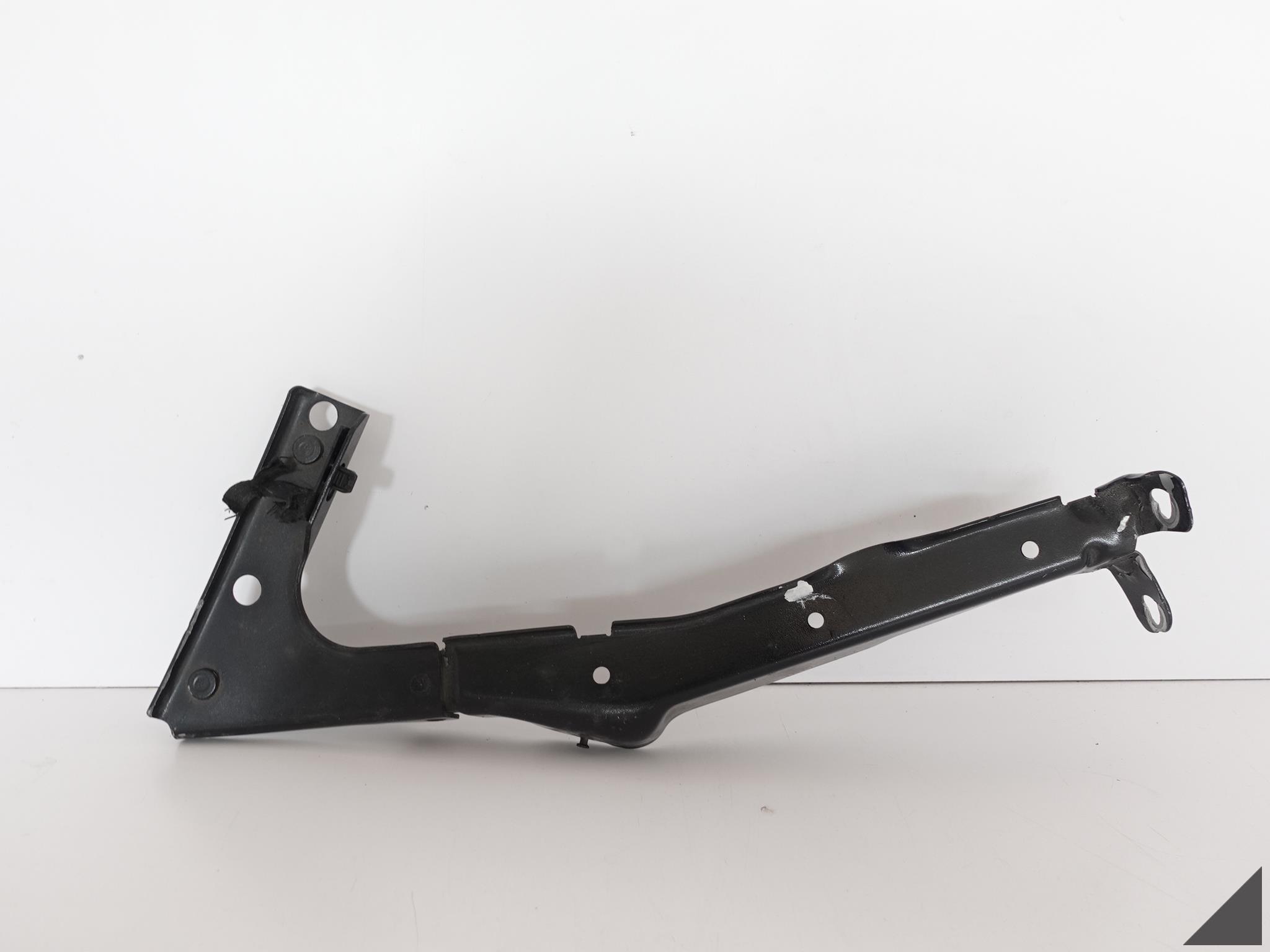 8T0821135C - AUDI A5 07-16 крепление кронштейн крыла левый