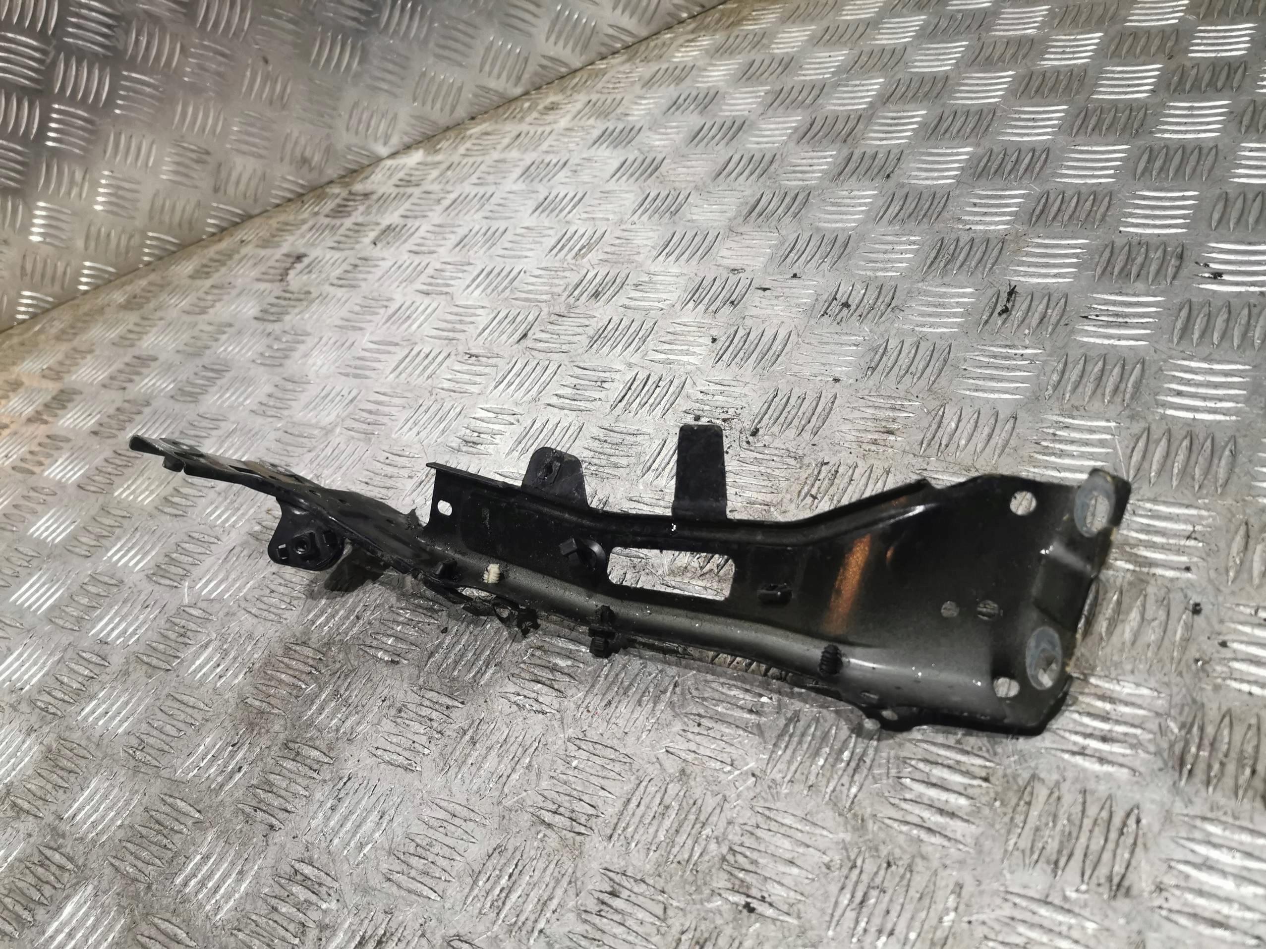 8w6821132b - AUDI A5 8W 8W6 F5 кронштейн крыла передний правый