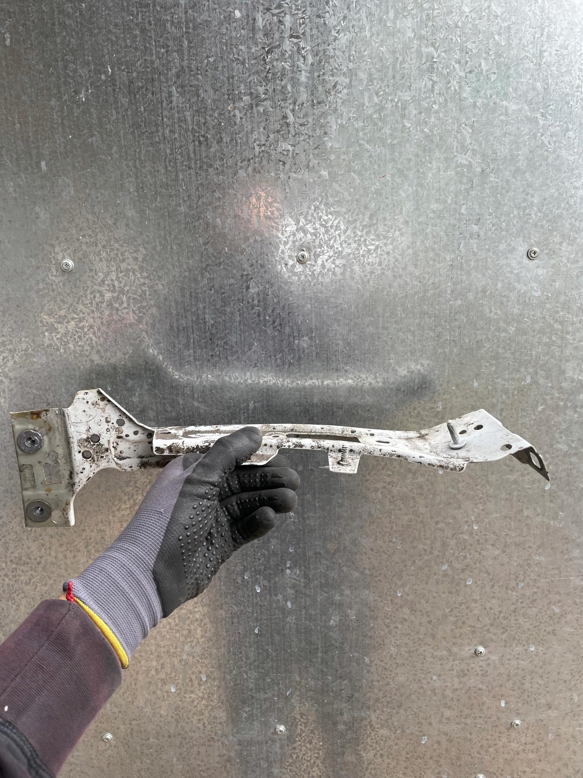 8W6821132B - AUDI A5 8W кріплення кронштейн крила Правий передній