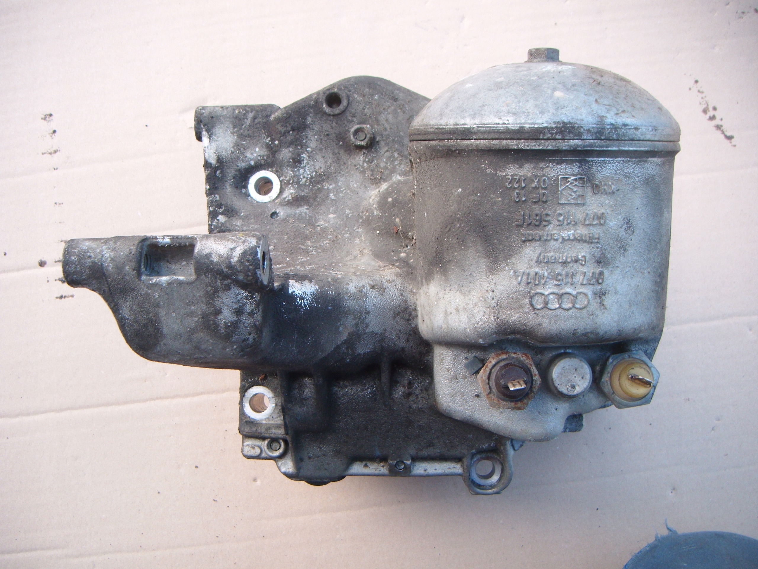 AUDI A8 D2 4.2 основание масляного фильтра