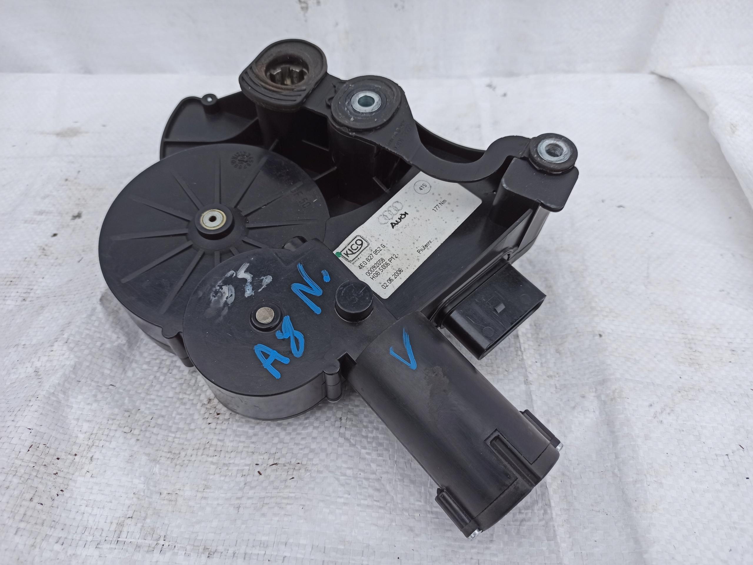 AUDI A8 D3 тяга задней крышки двигателя 4E0827852G