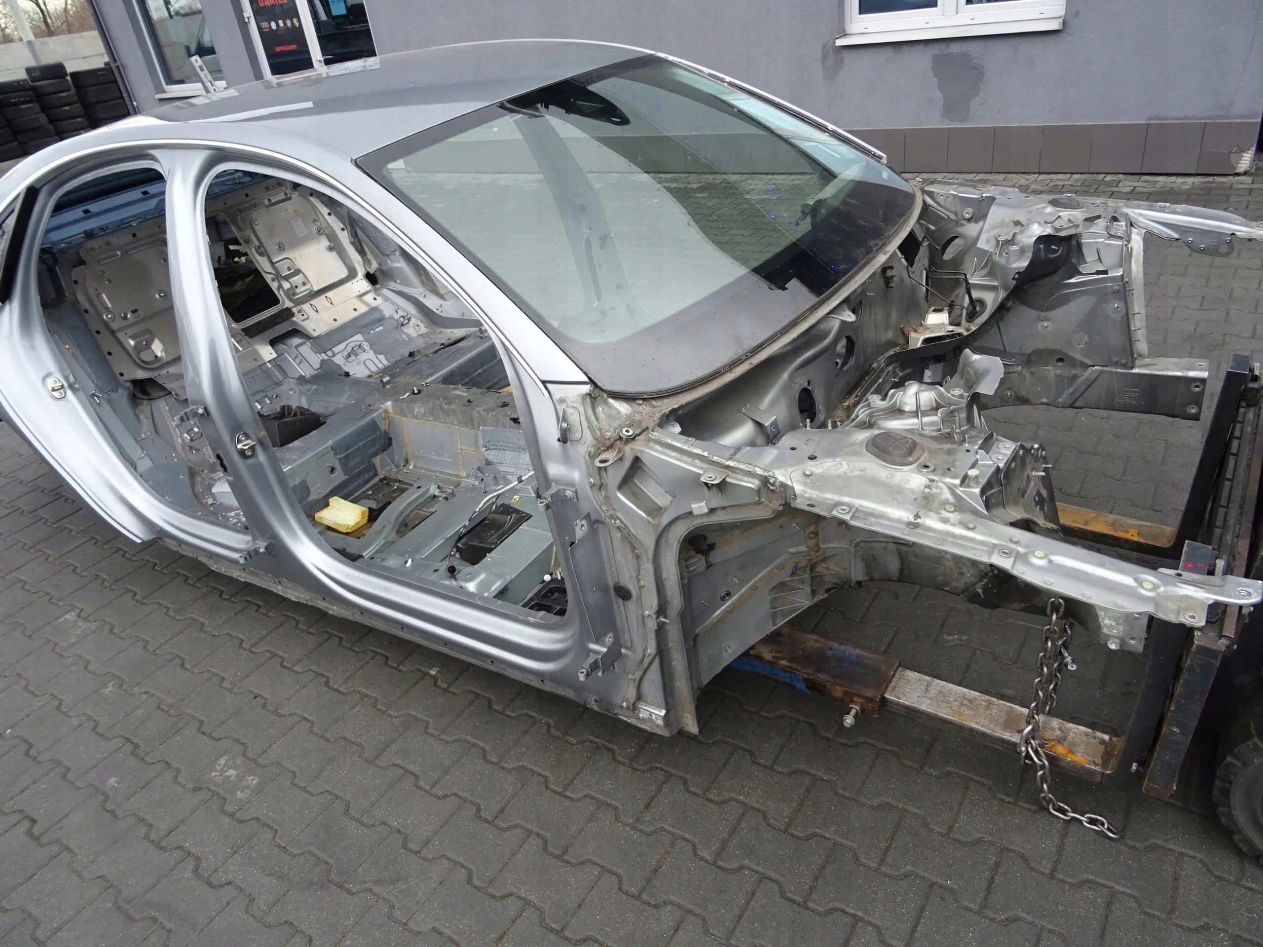 AUDI A8 D4 кузов автомобіля сріблястий