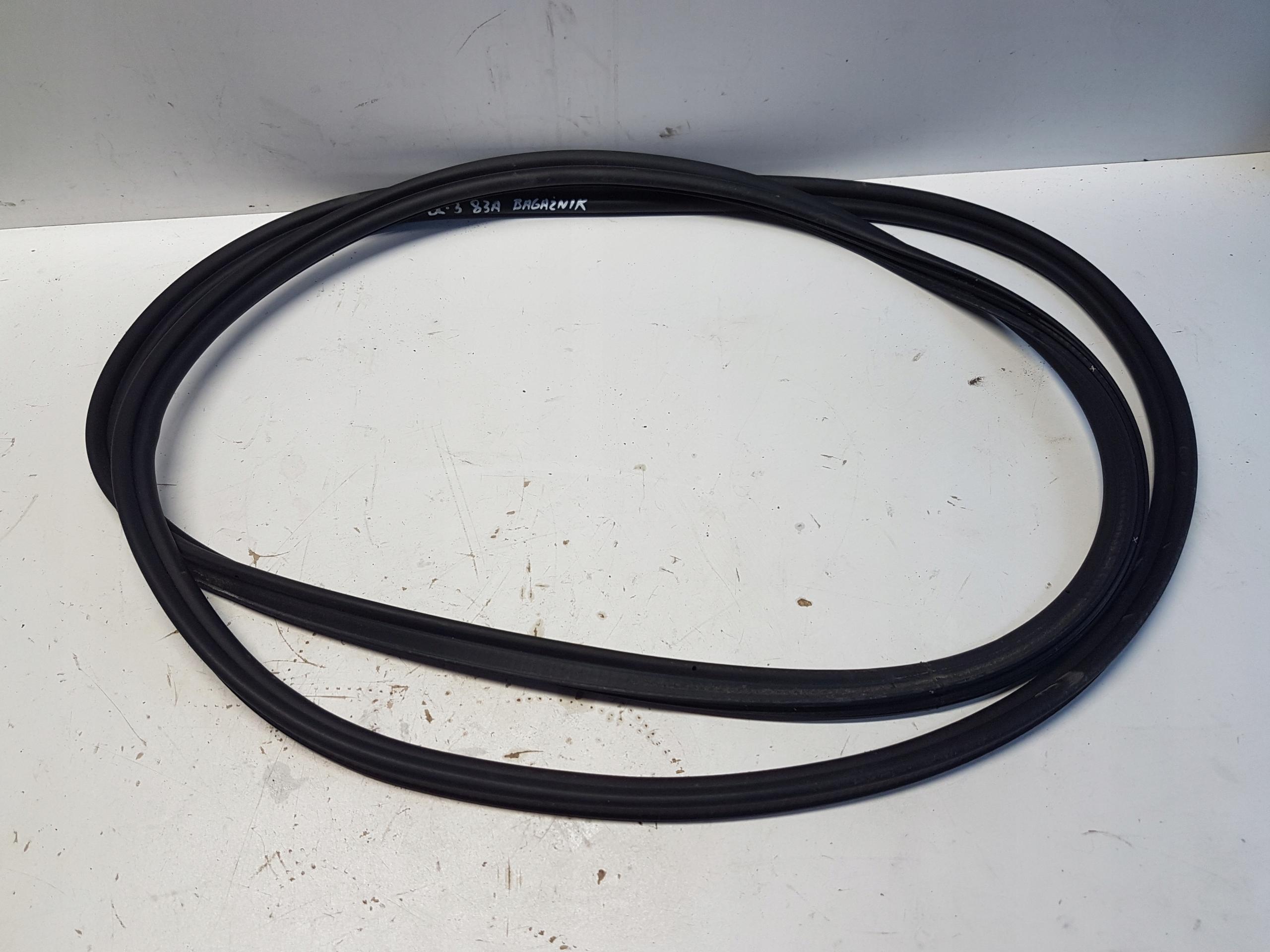 AUDI Q3 83a прокладка багажного отсека