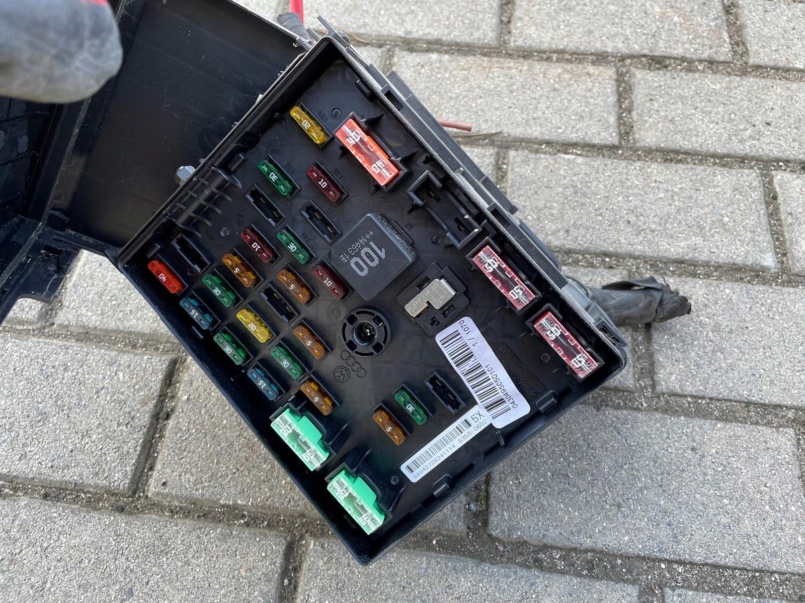 52025910 - AUDI Q3 8U блок запобіжників