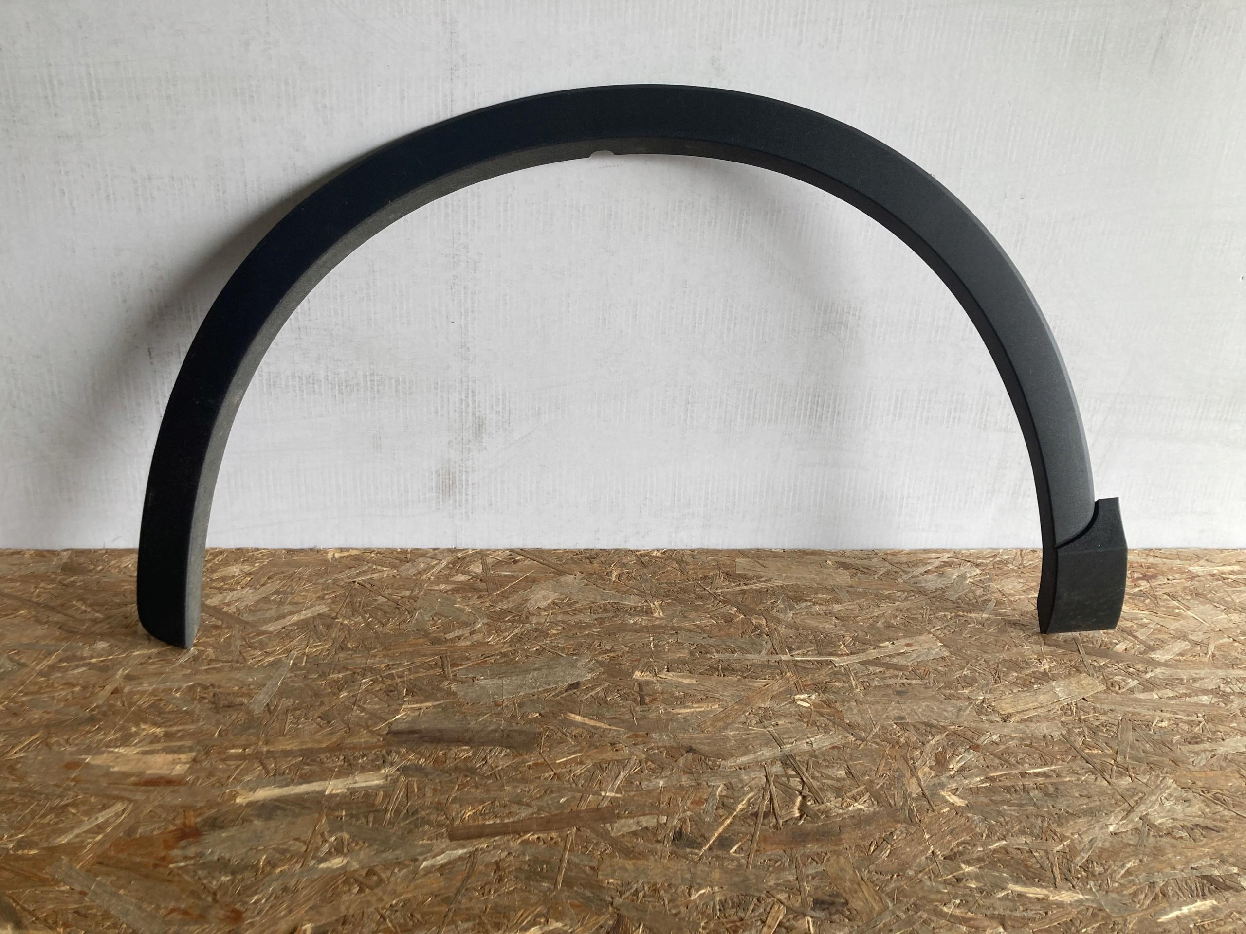 8U0853717 - AUDI Q3 и 1 11-18 накладка левая передняя