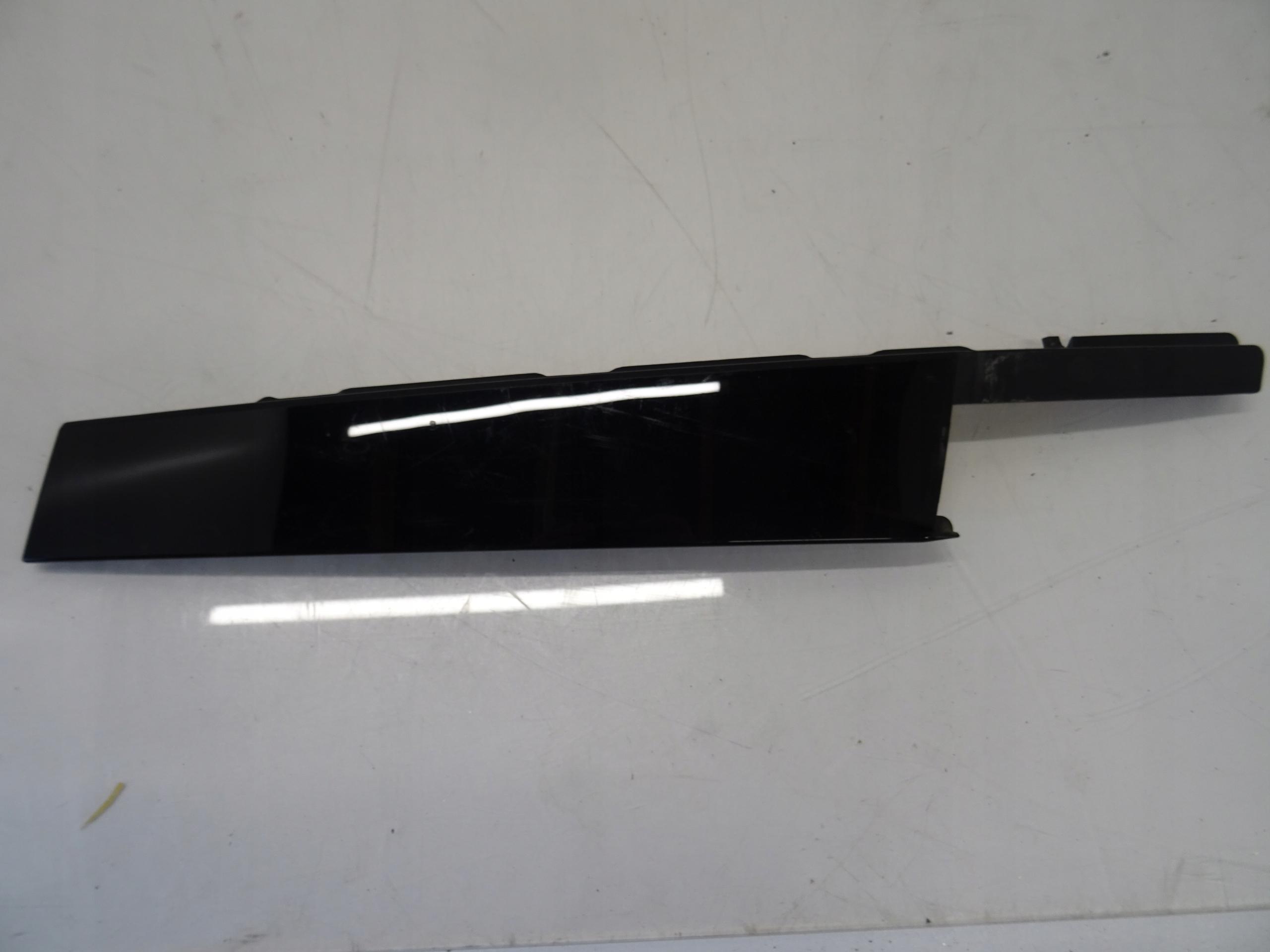 AUDI Q3 молдинг двери правый задний 83A837902