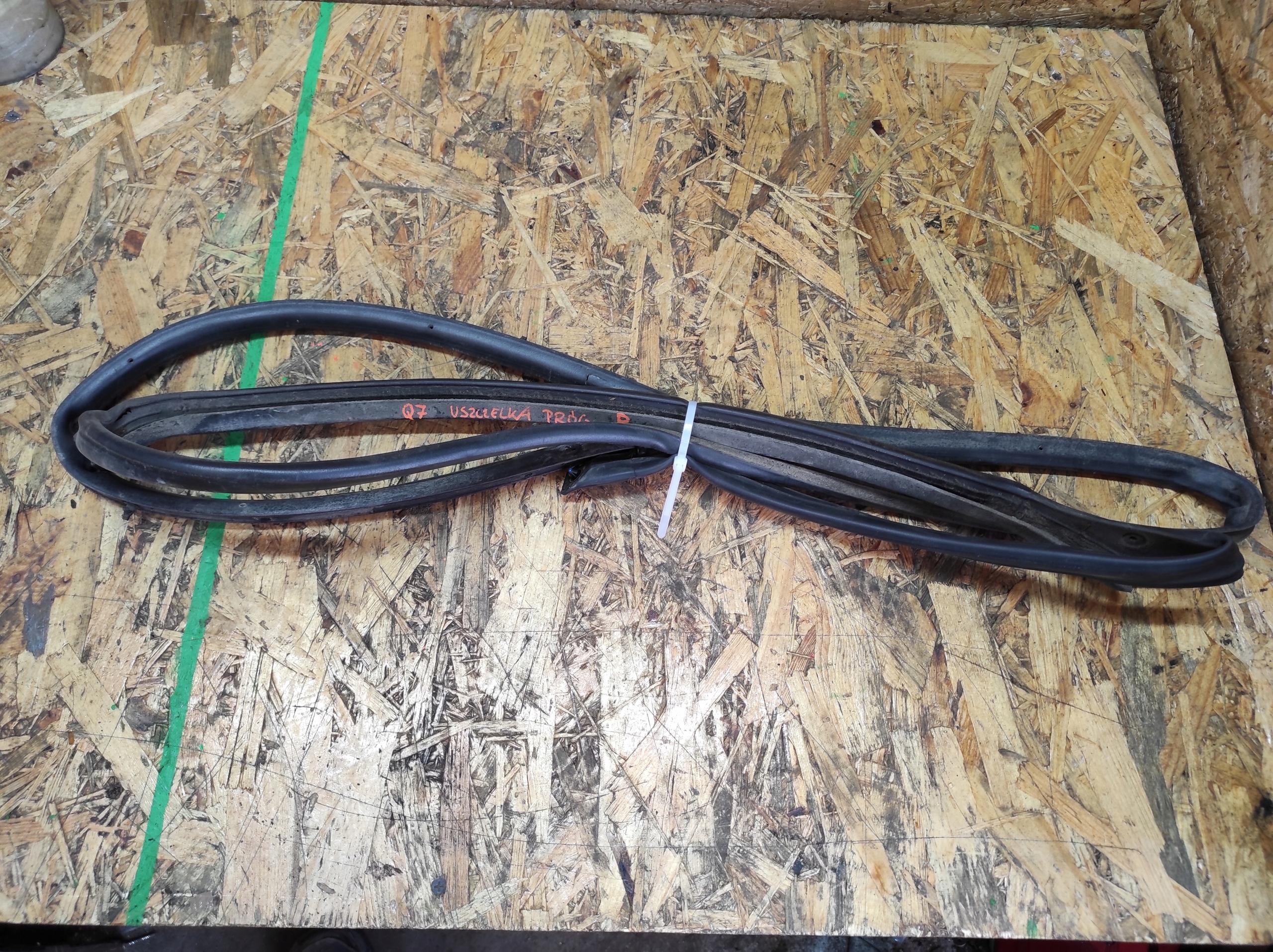 Audi Q7 4L прокладка кузова порога П