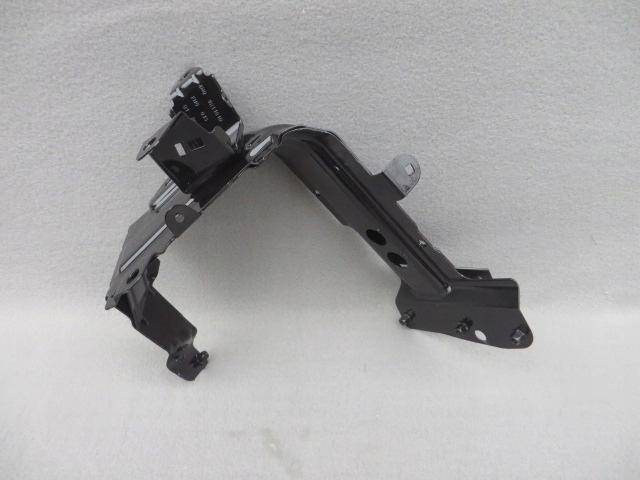 821 131 - AUDI Q7 4M0 крепление крыла левый передний