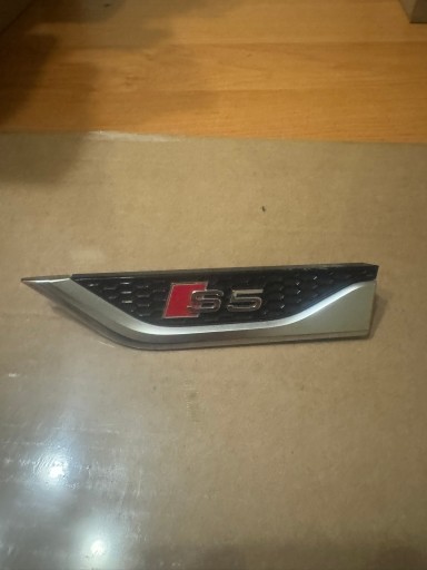 AUDI S5 8W ЭМБЛЕМА НА КРЫЛЕ ЛЕВАЯ НАКЛАДКА НА КРЫЛО ЛЕВАЯ 8W6853601C