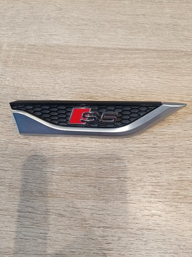 AUDI S5 II F5 8W ЕМБЛЕМА КРИЛА БЕЙДЖ ПРАВИЙ ДЛЯ КРИЛА 8W6853602C