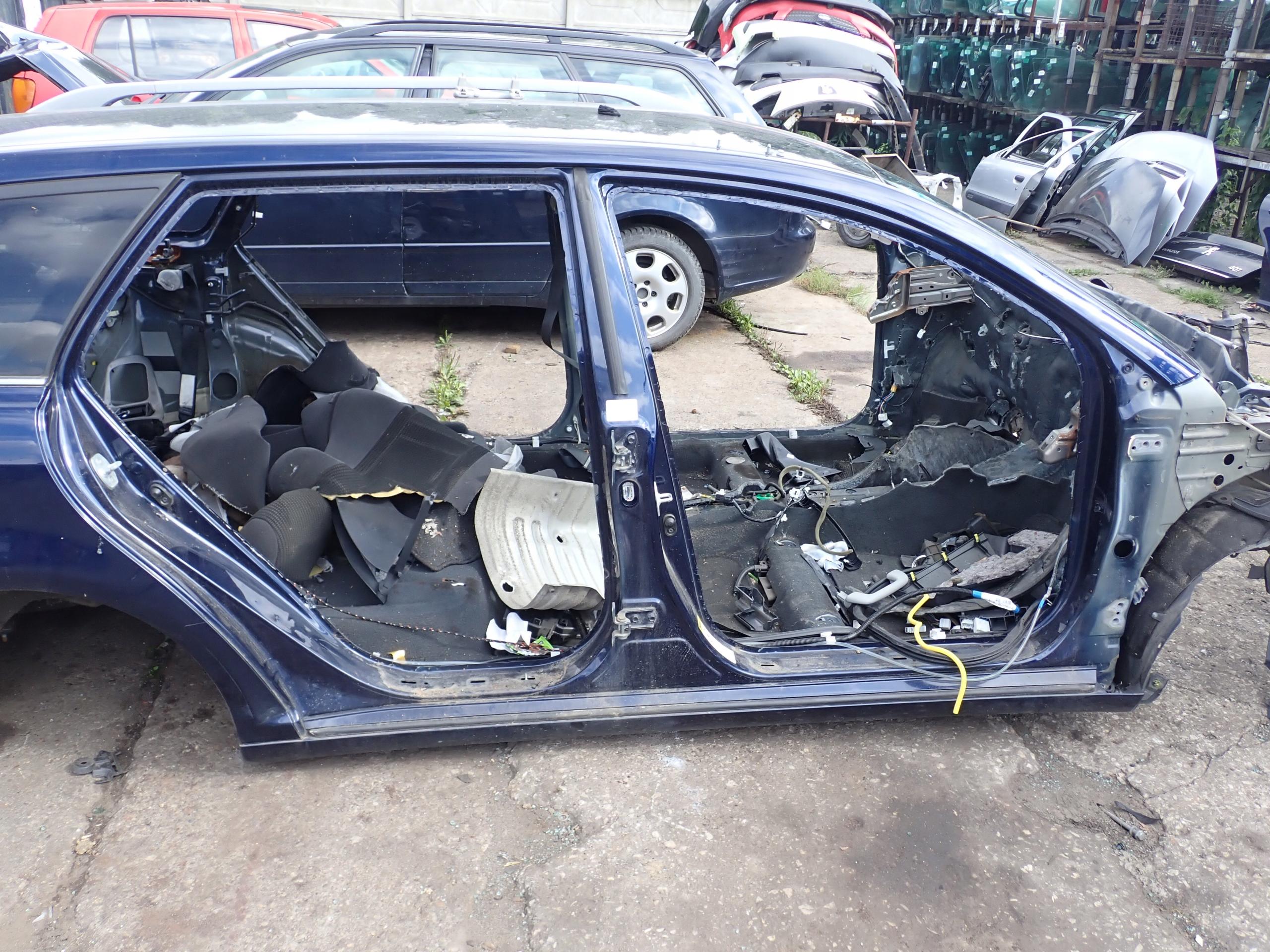 AVENSIS II T25 универсал обшивка порога правая стойка